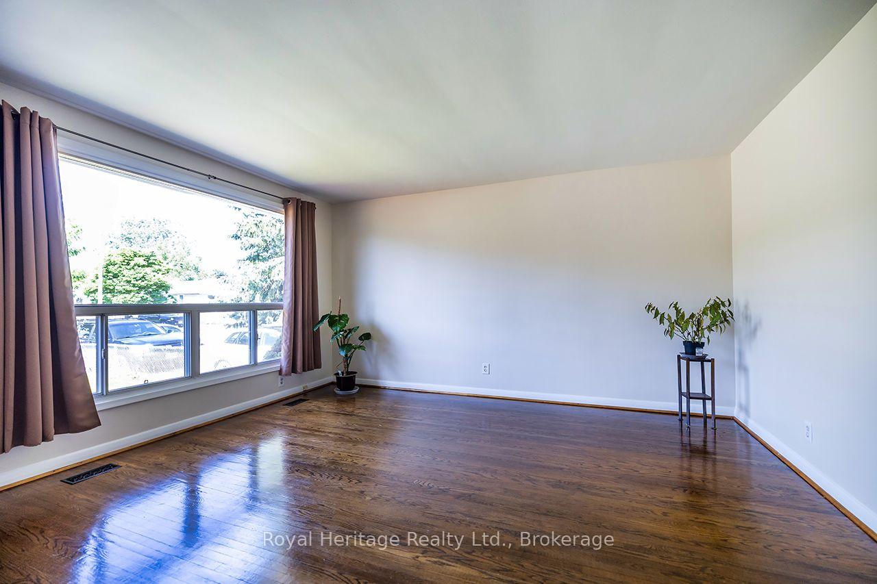 Photo 4 of 42 Thorncroft Crescent, Ajax, South East — HOMEH