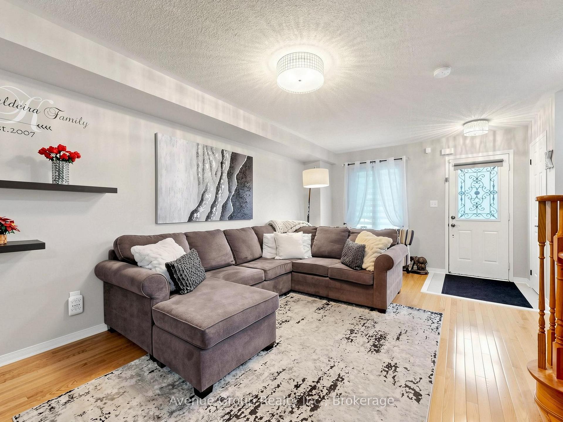 Photo 4 of 9 Adam Oates Heights, North York, Downsview-Roding-CFB — HOMEH