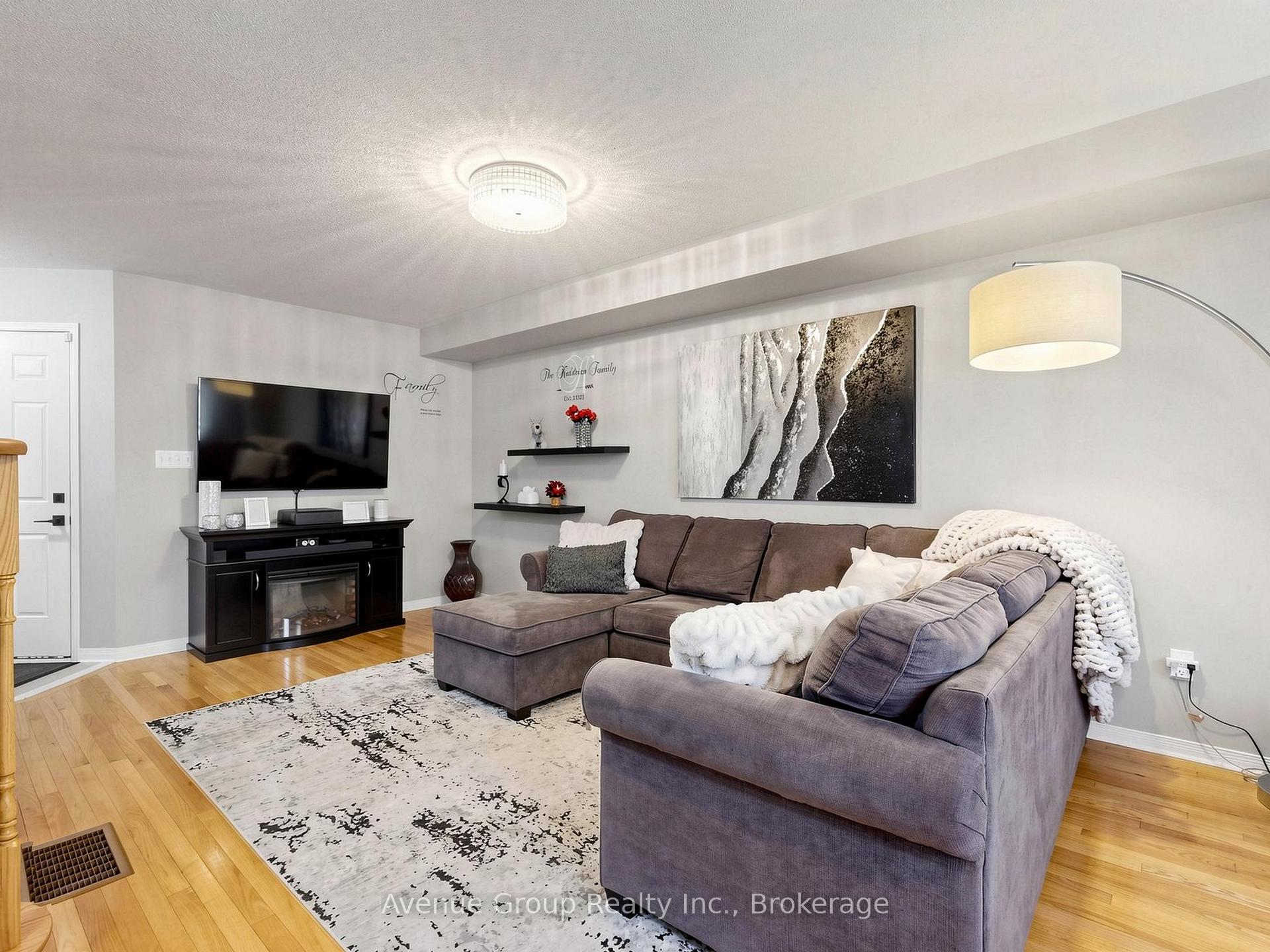 Photo 3 of 9 Adam Oates Heights, North York, Downsview-Roding-CFB — HOMEH