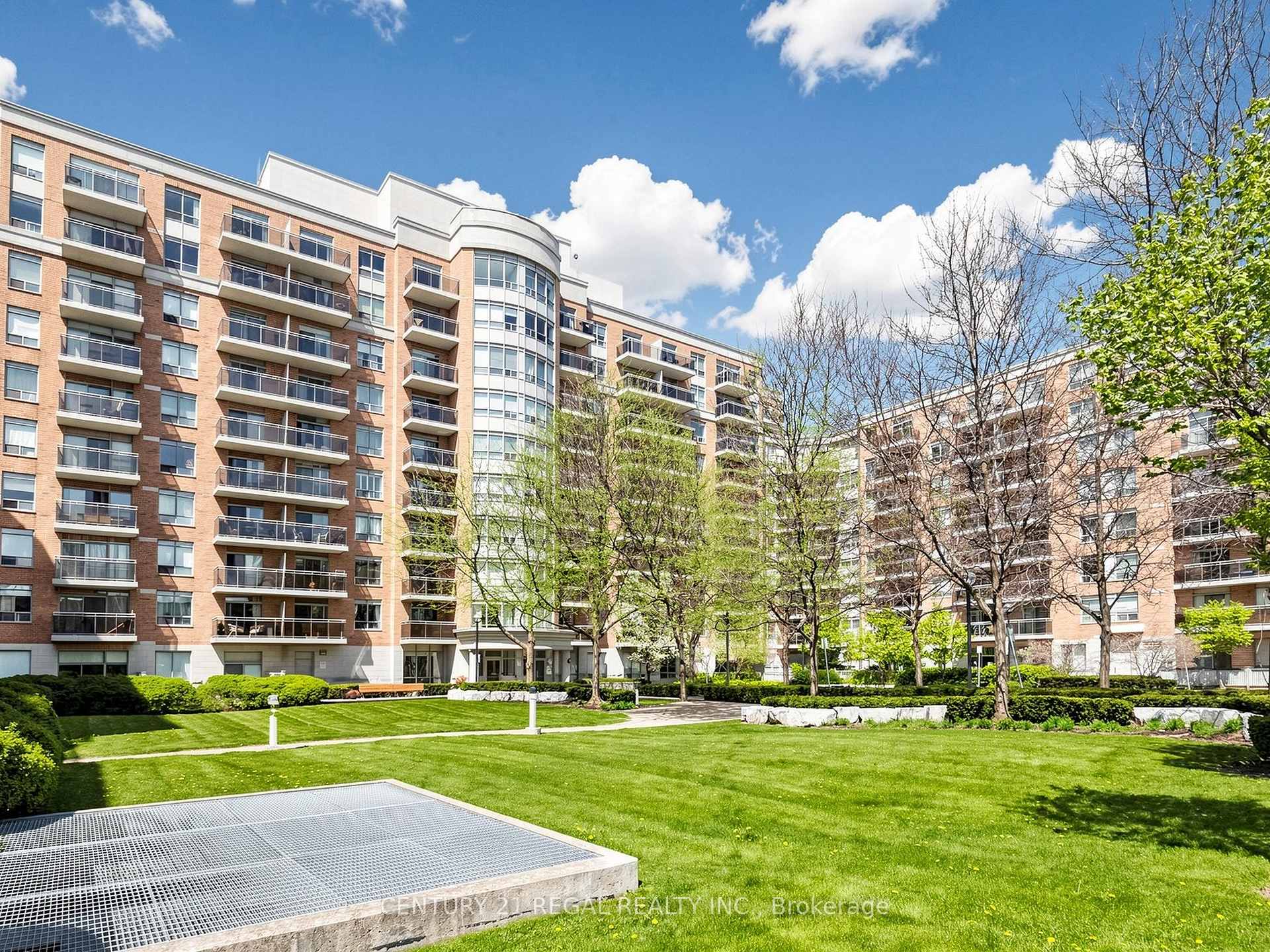 Front of Unit 724, 650 Lawrence Avenue W