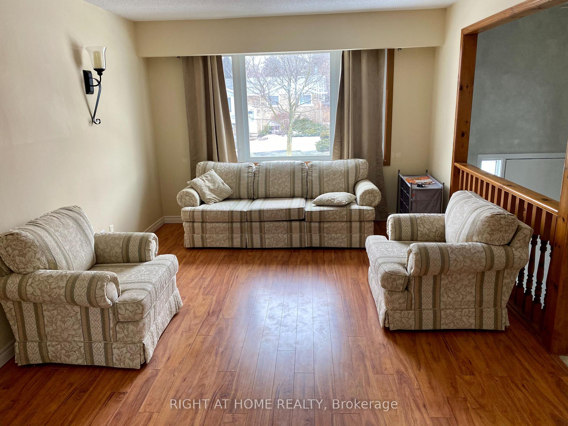 Photo 3 of 113 Southwood Drive, Kitchener, Country Hills — HOMEH