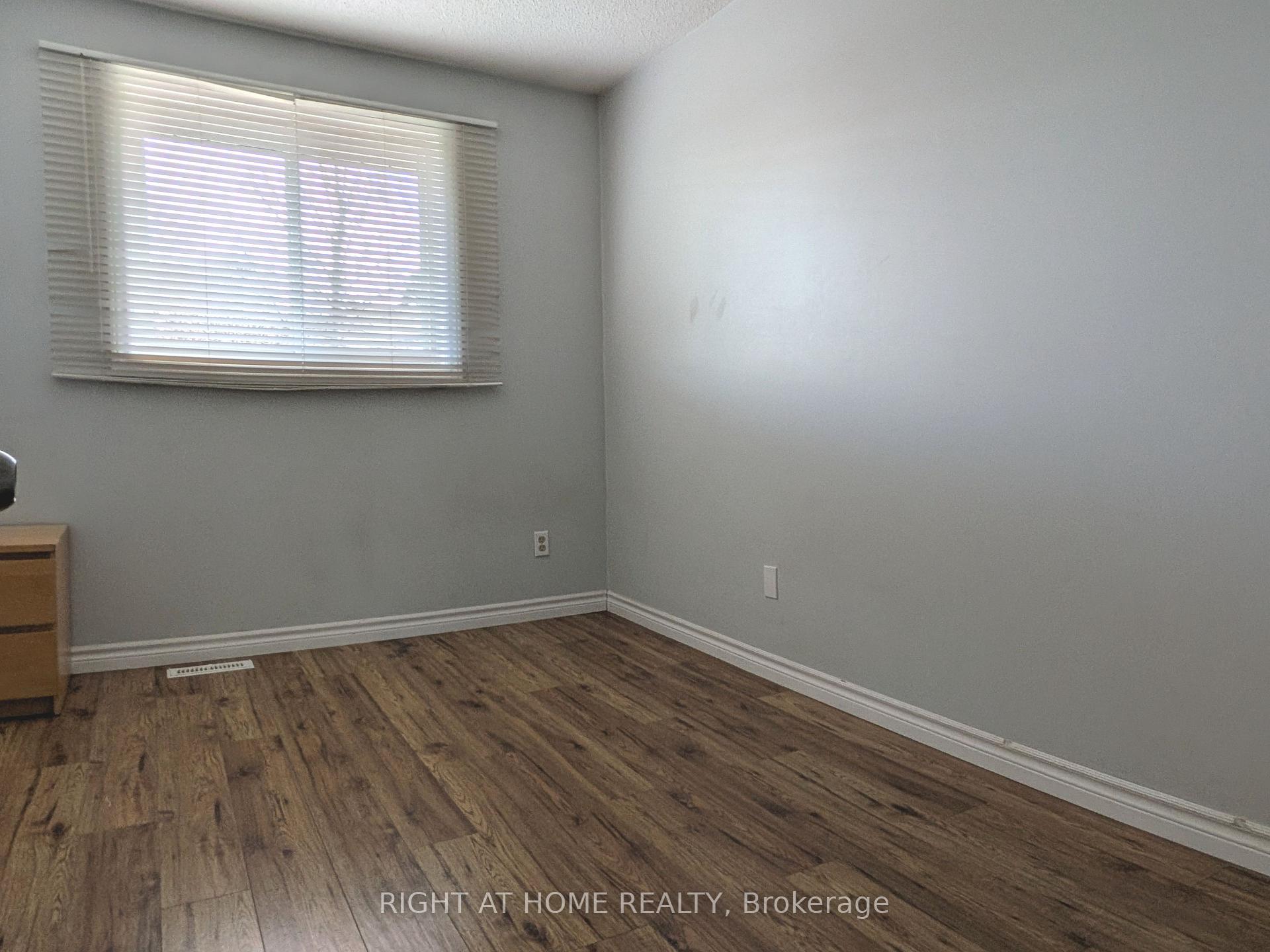 Photo 5 of 113 Southwood Drive, Kitchener, Country Hills — HOMEH