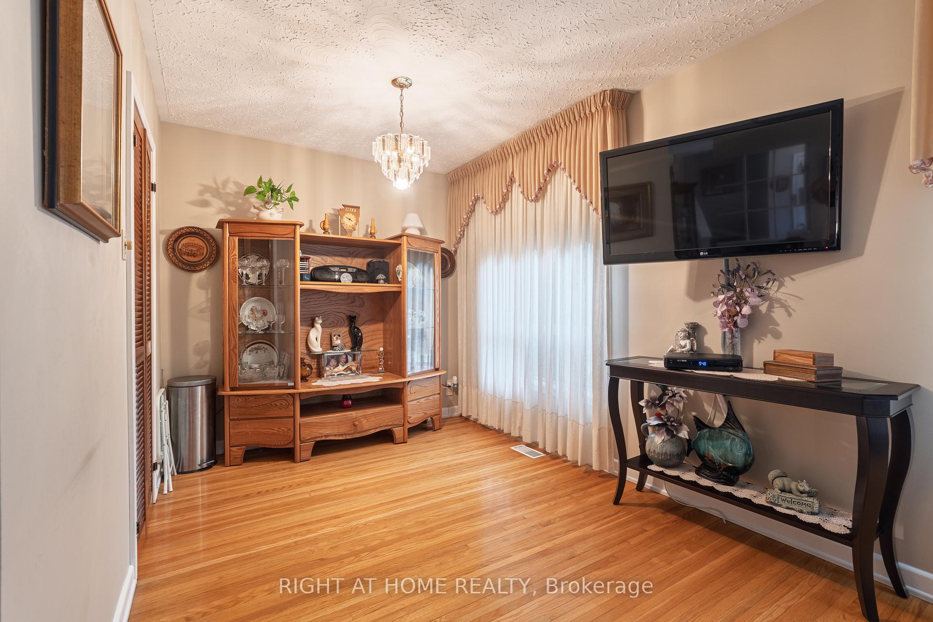 Photo 7 of 22 Monterrey Drive, Etobicoke, Thistletown-Beaumonde Heights — HOMEH