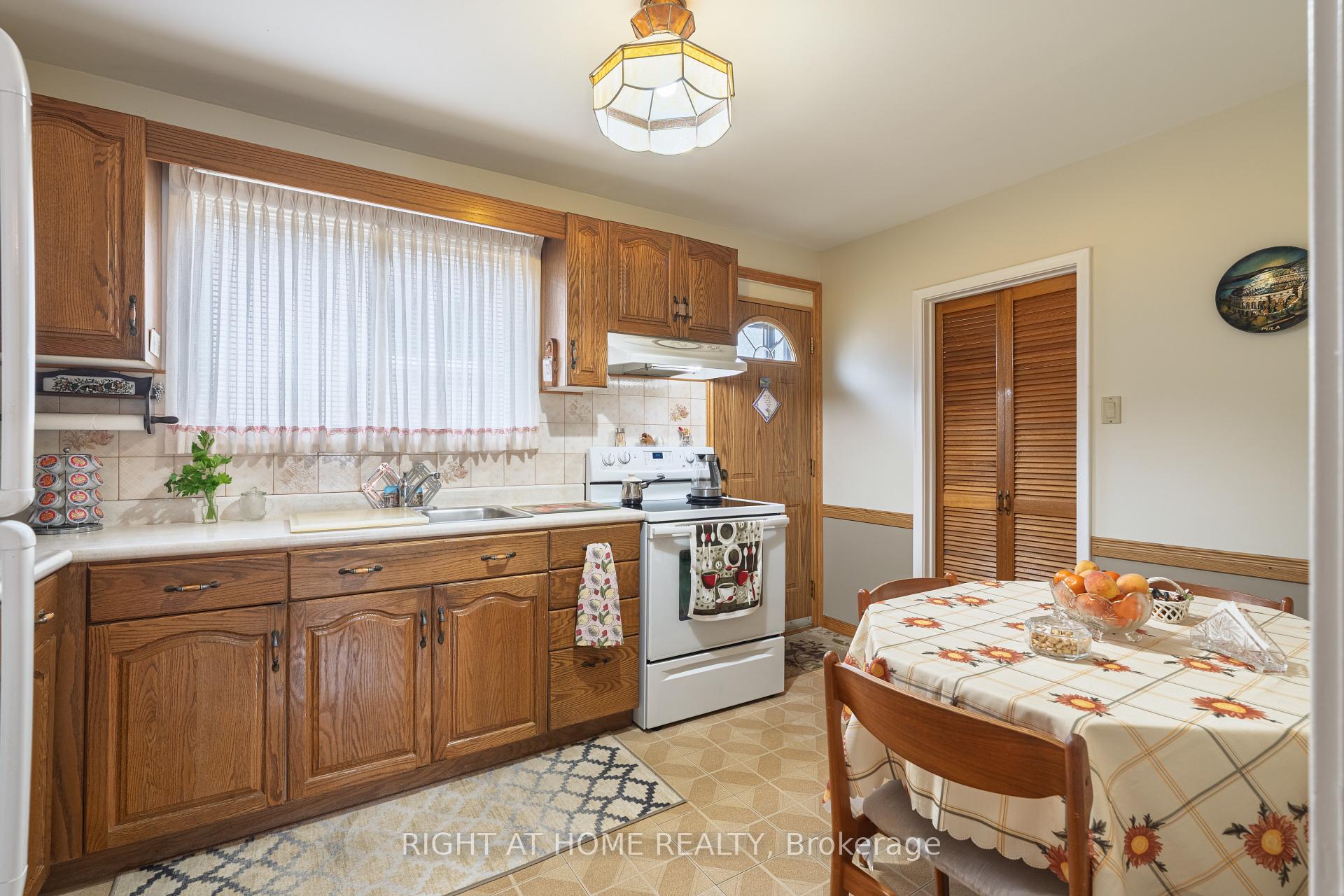 Photo 8 of 22 Monterrey Drive, Etobicoke, Thistletown-Beaumonde Heights — HOMEH