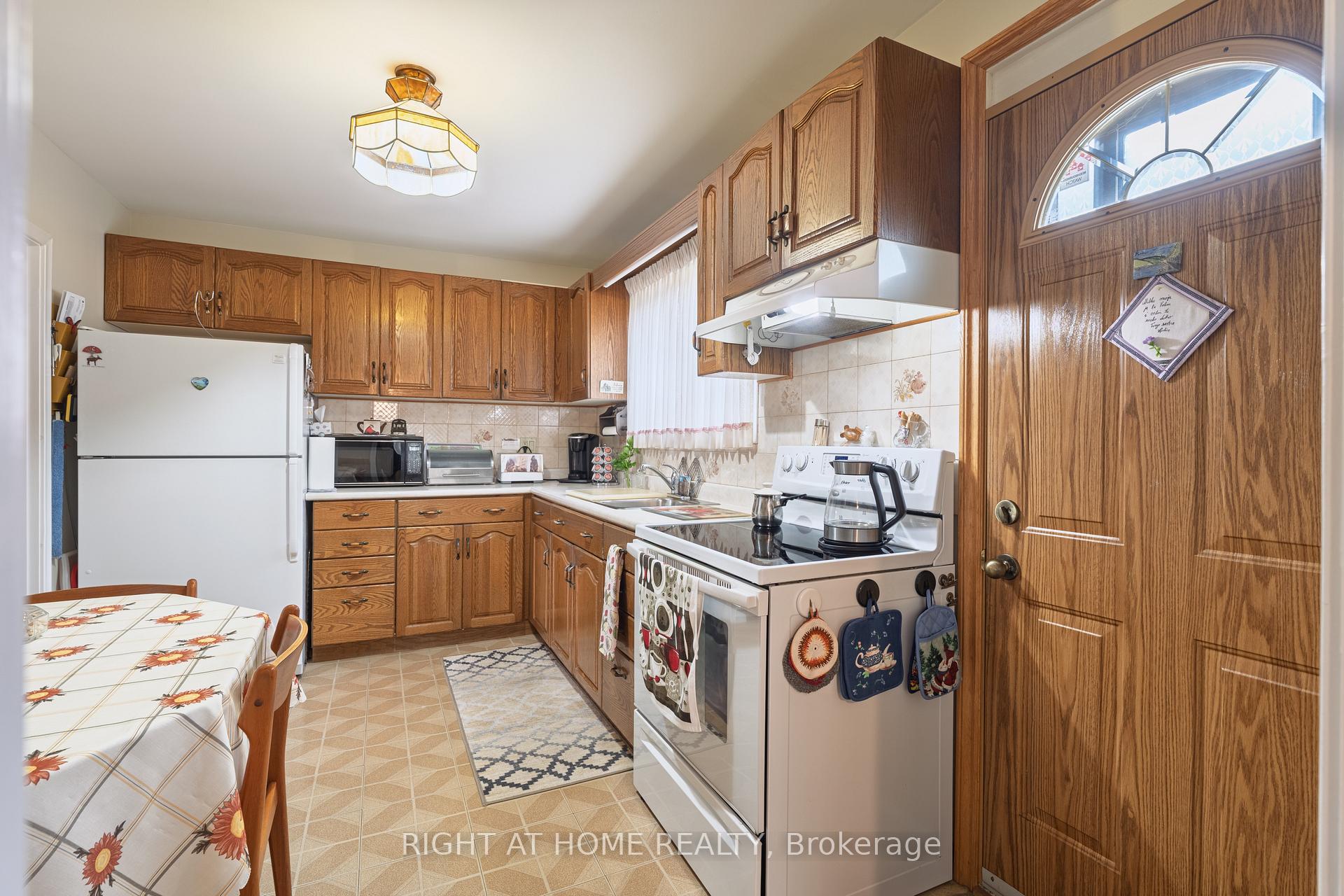 Photo 9 of 22 Monterrey Drive, Etobicoke, Thistletown-Beaumonde Heights — HOMEH