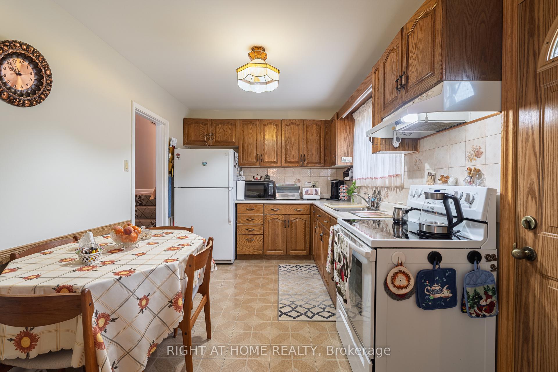 Photo 10 of 22 Monterrey Drive, Etobicoke, Thistletown-Beaumonde Heights — HOMEH