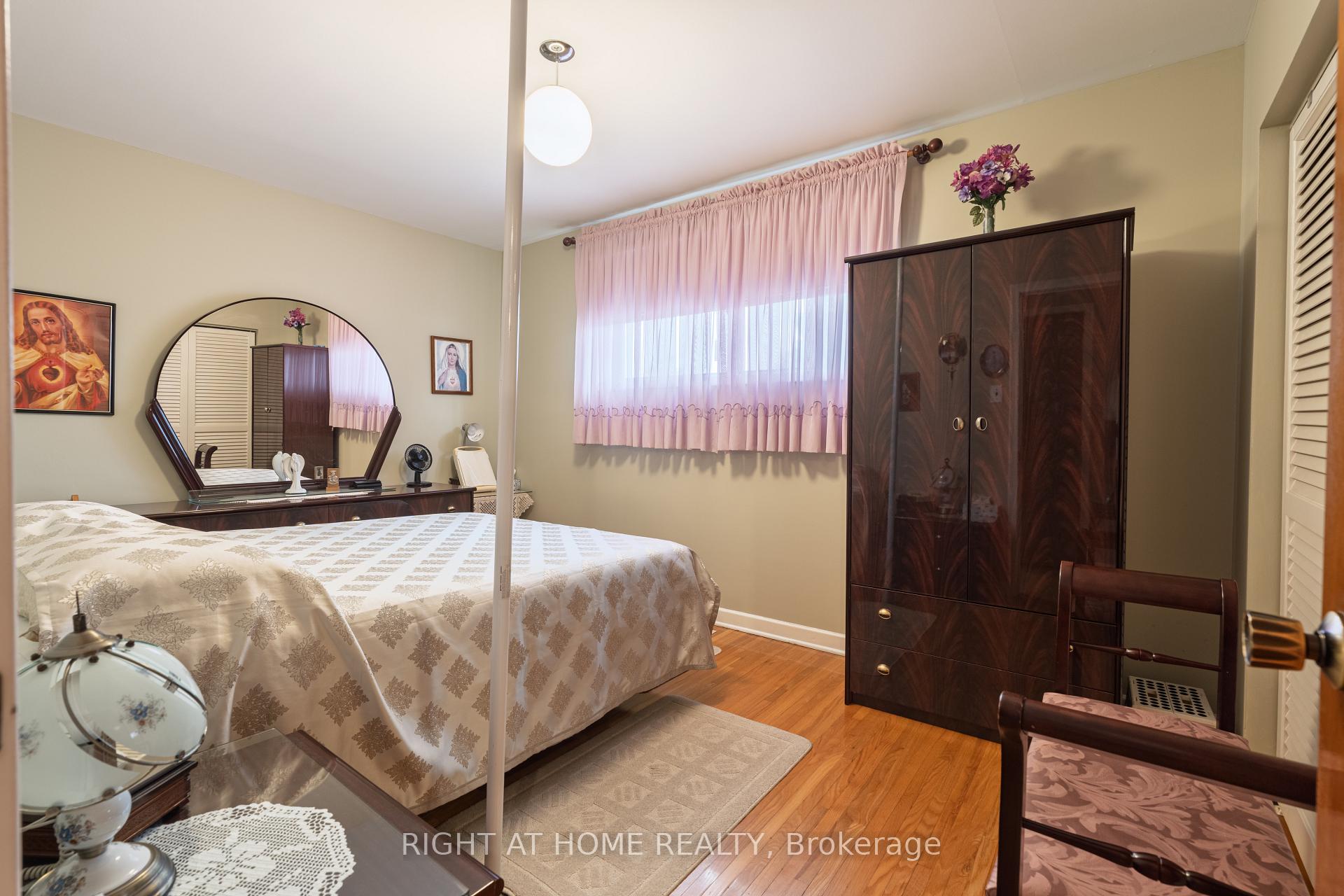 Photo 13 of 22 Monterrey Drive, Etobicoke, Thistletown-Beaumonde Heights — HOMEH