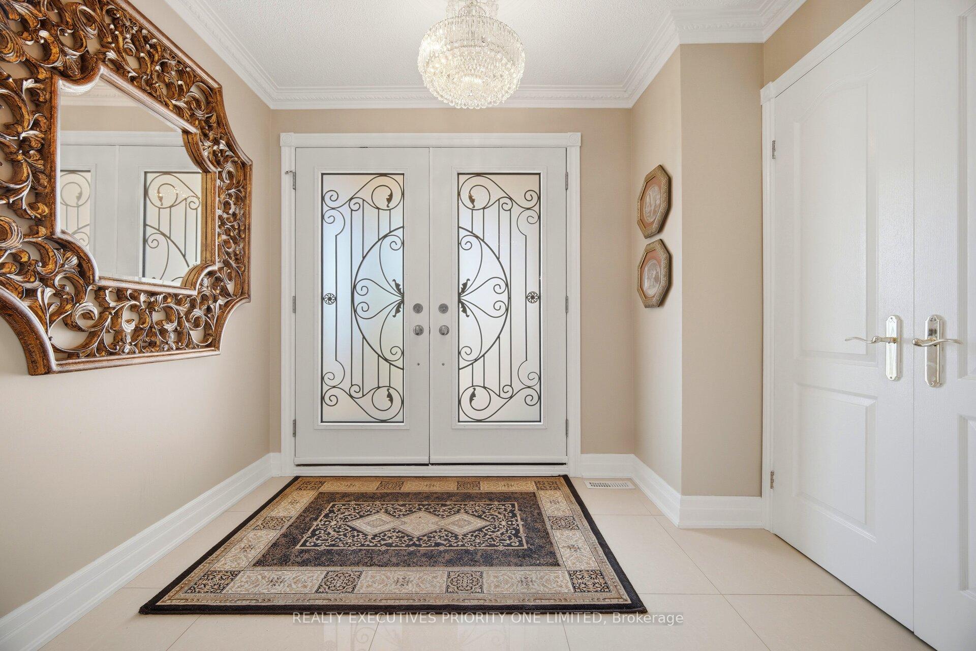 Photo 2 of 139 Jade Crescent, Vaughan, West Woodbridge — HOMEH