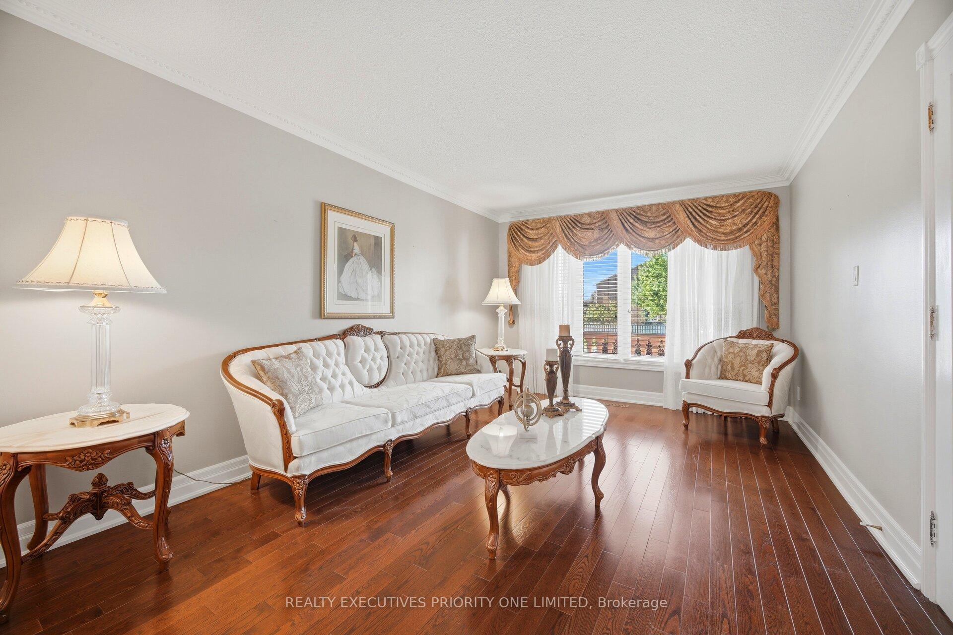 Photo 5 of 139 Jade Crescent, Vaughan, West Woodbridge — HOMEH