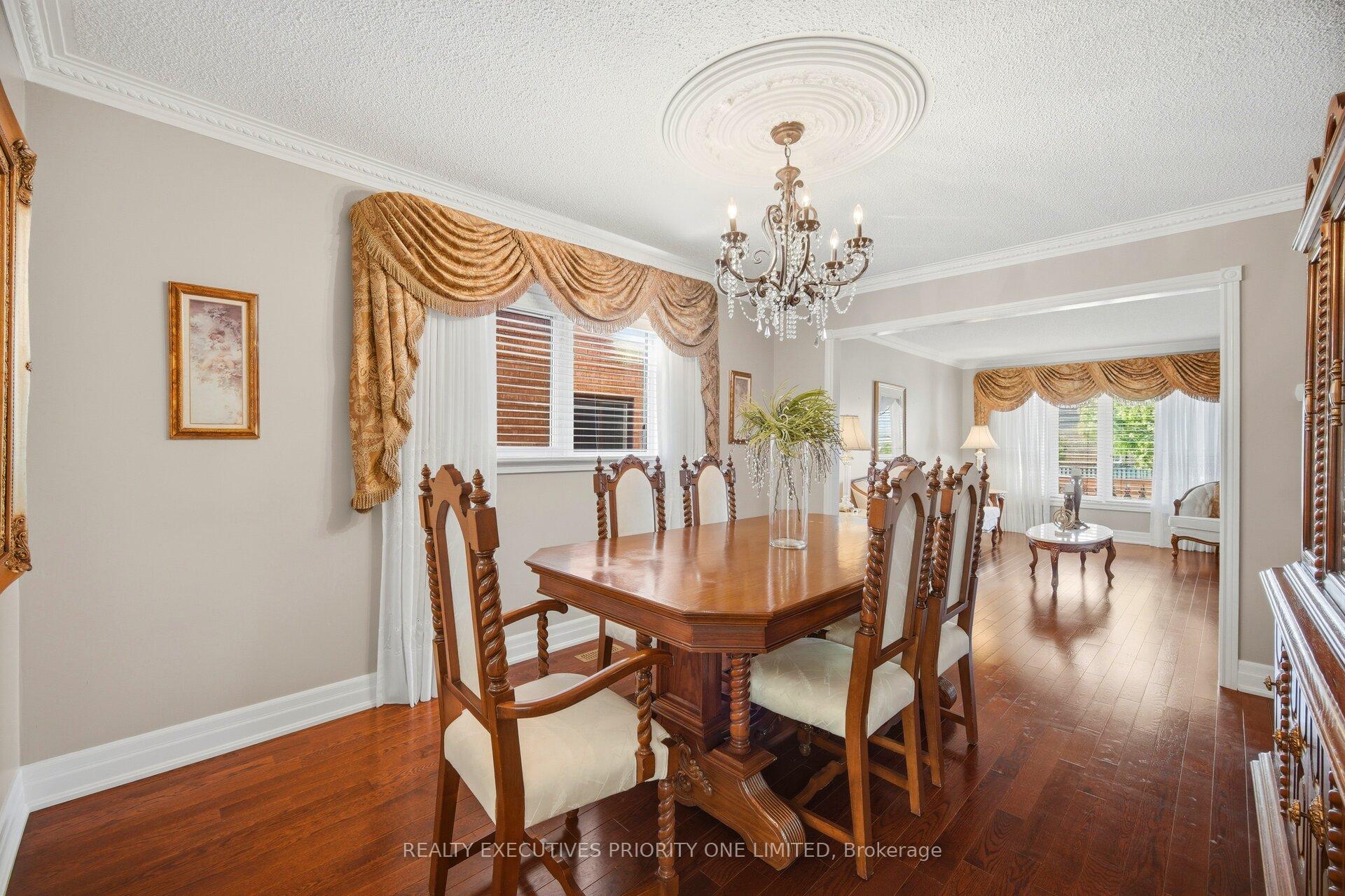 Photo 7 of 139 Jade Crescent, Vaughan, West Woodbridge — HOMEH