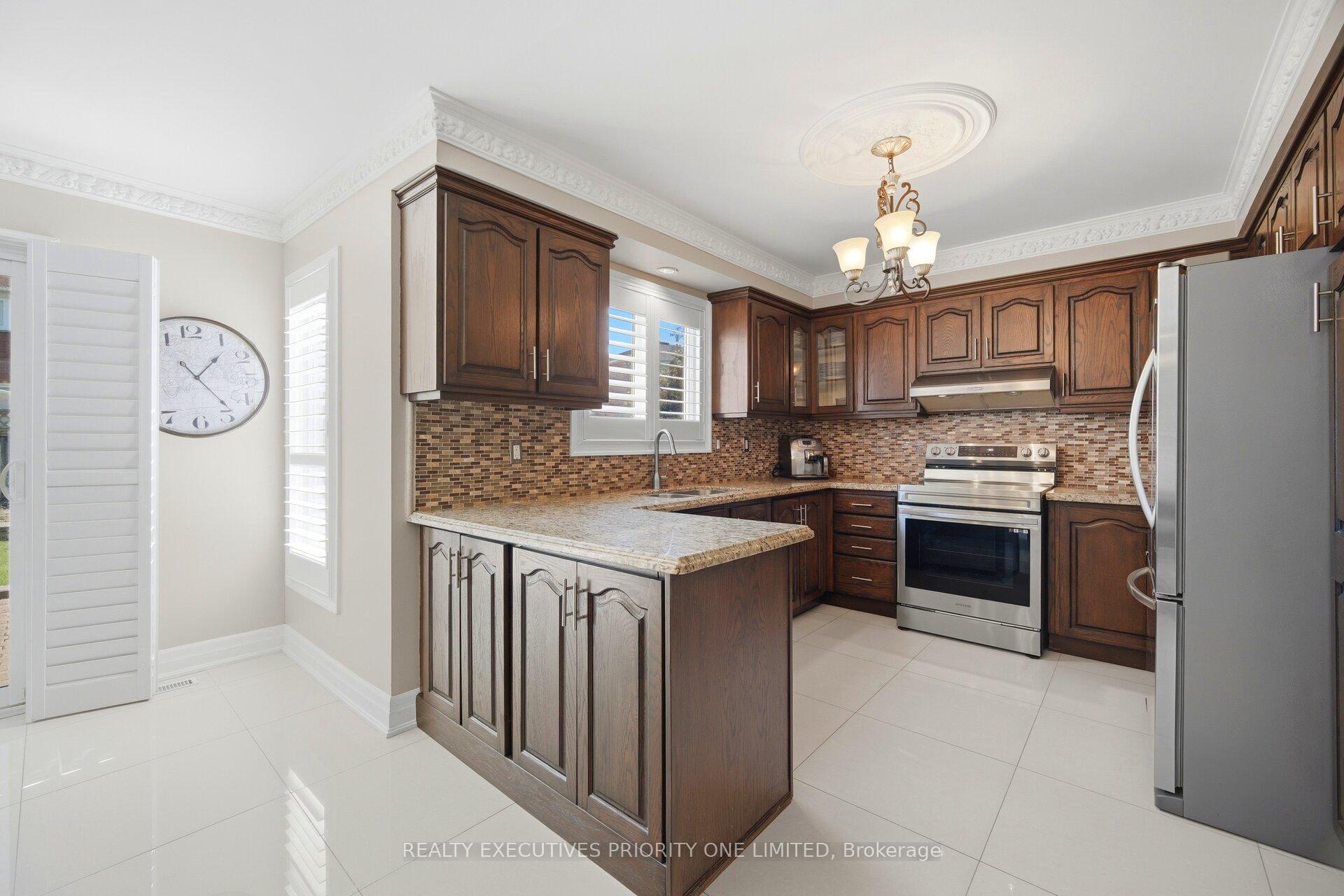 Photo 9 of 139 Jade Crescent, Vaughan, West Woodbridge — HOMEH
