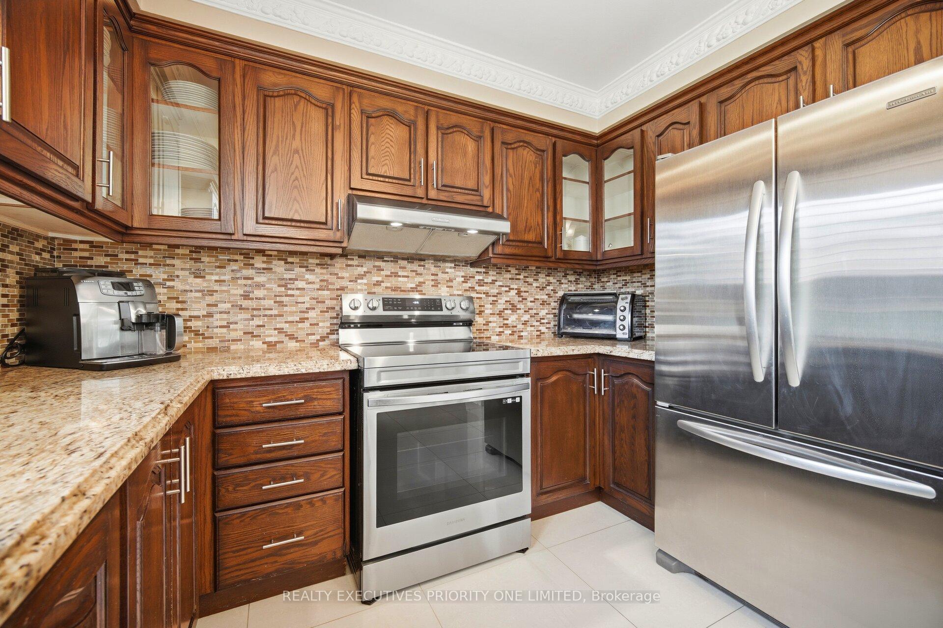 Photo 10 of 139 Jade Crescent, Vaughan, West Woodbridge — HOMEH