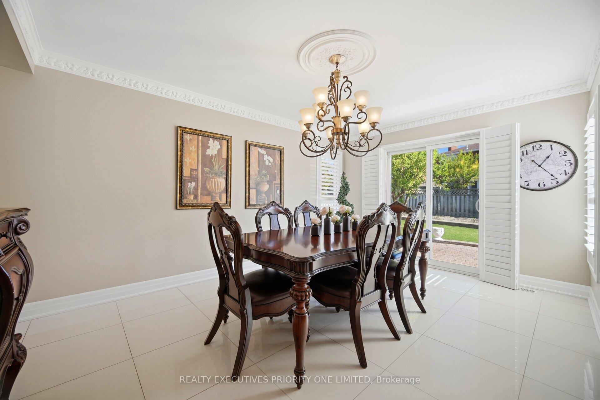 Photo 11 of 139 Jade Crescent, Vaughan, West Woodbridge — HOMEH