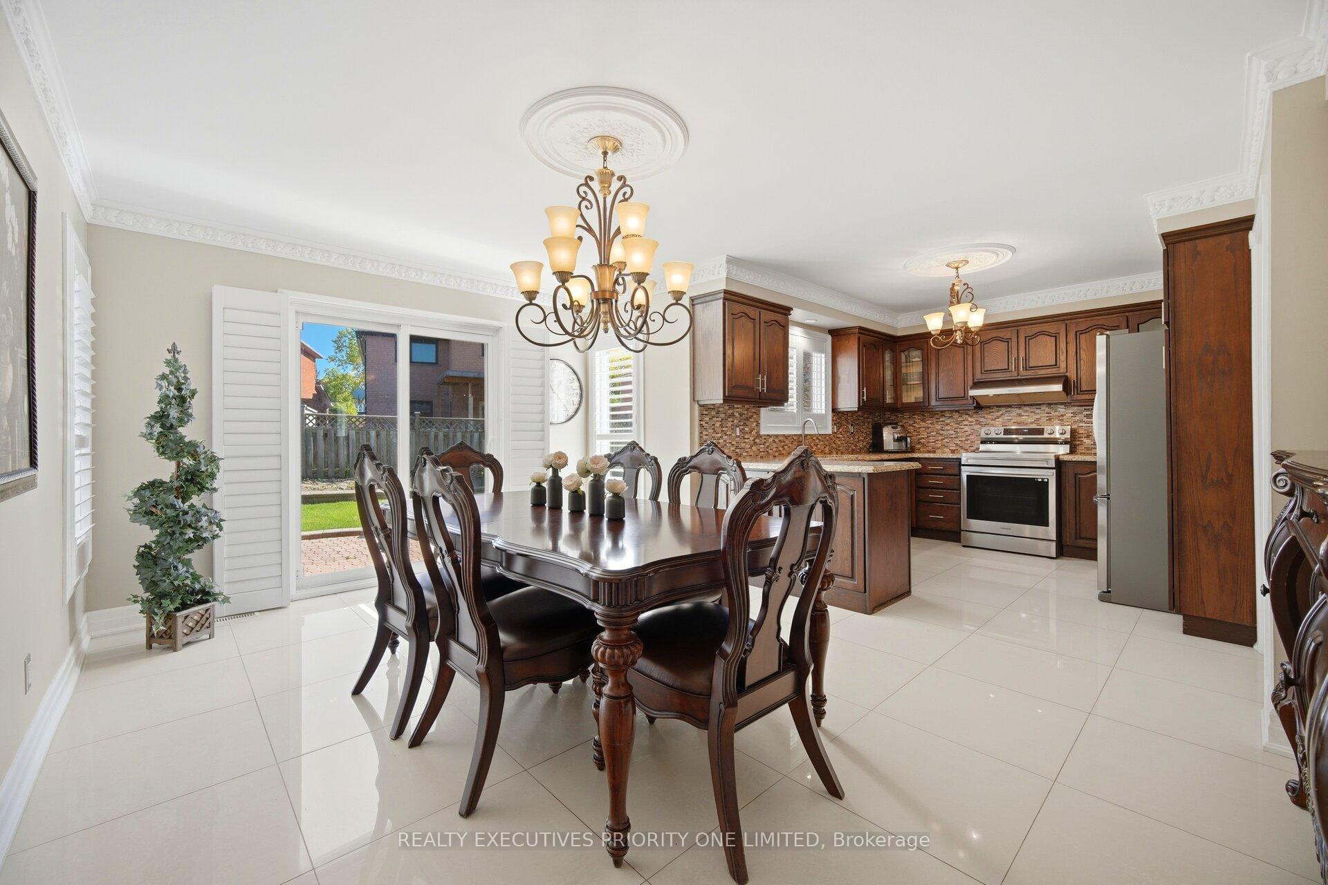 Photo 12 of 139 Jade Crescent, Vaughan, West Woodbridge — HOMEH