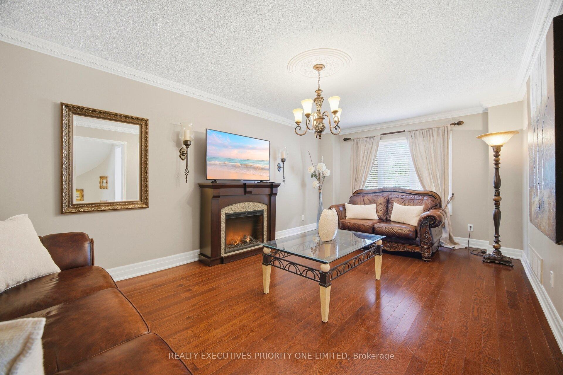 Photo 13 of 139 Jade Crescent, Vaughan, West Woodbridge — HOMEH