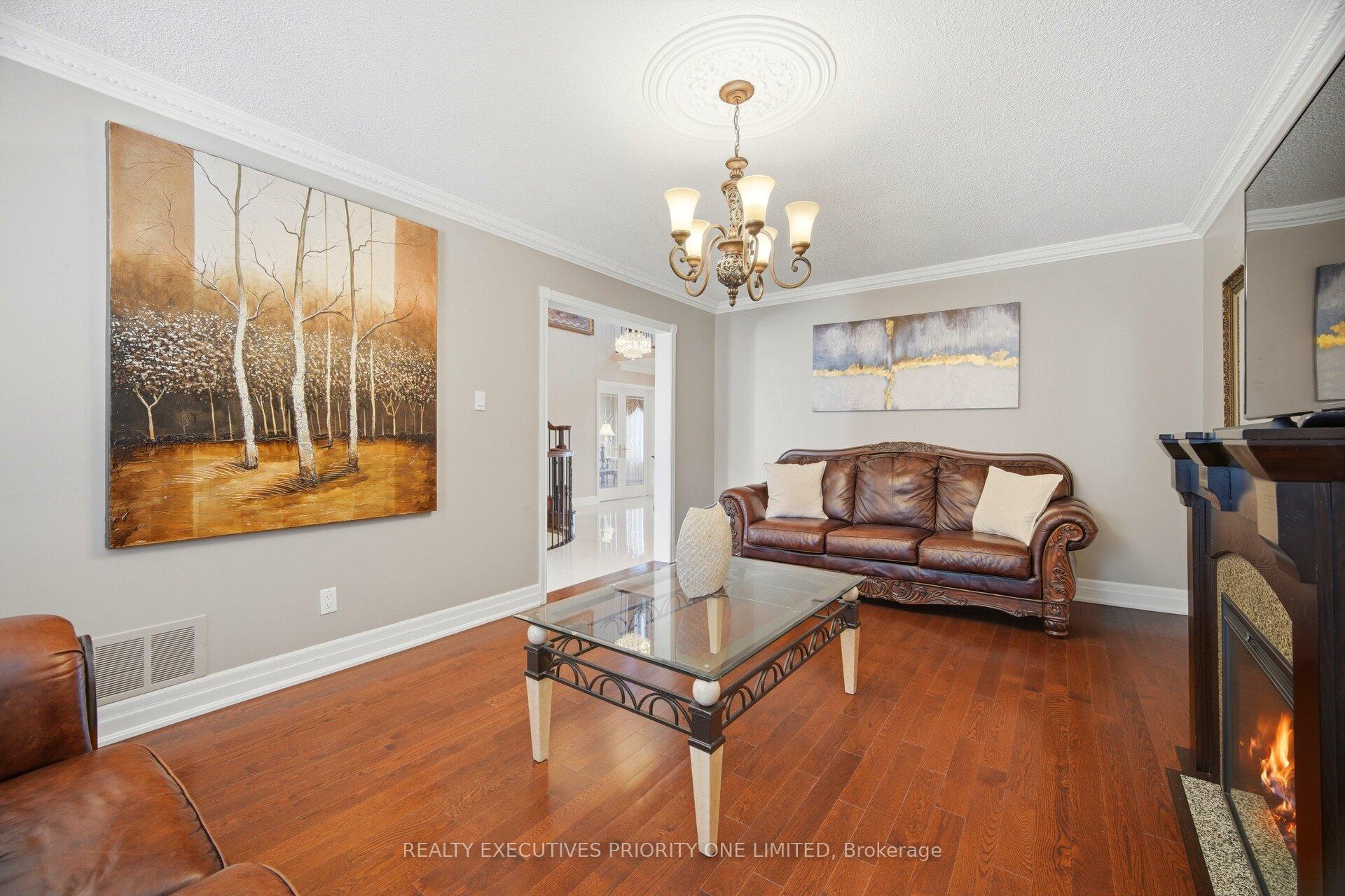 Photo 14 of 139 Jade Crescent, Vaughan, West Woodbridge — HOMEH