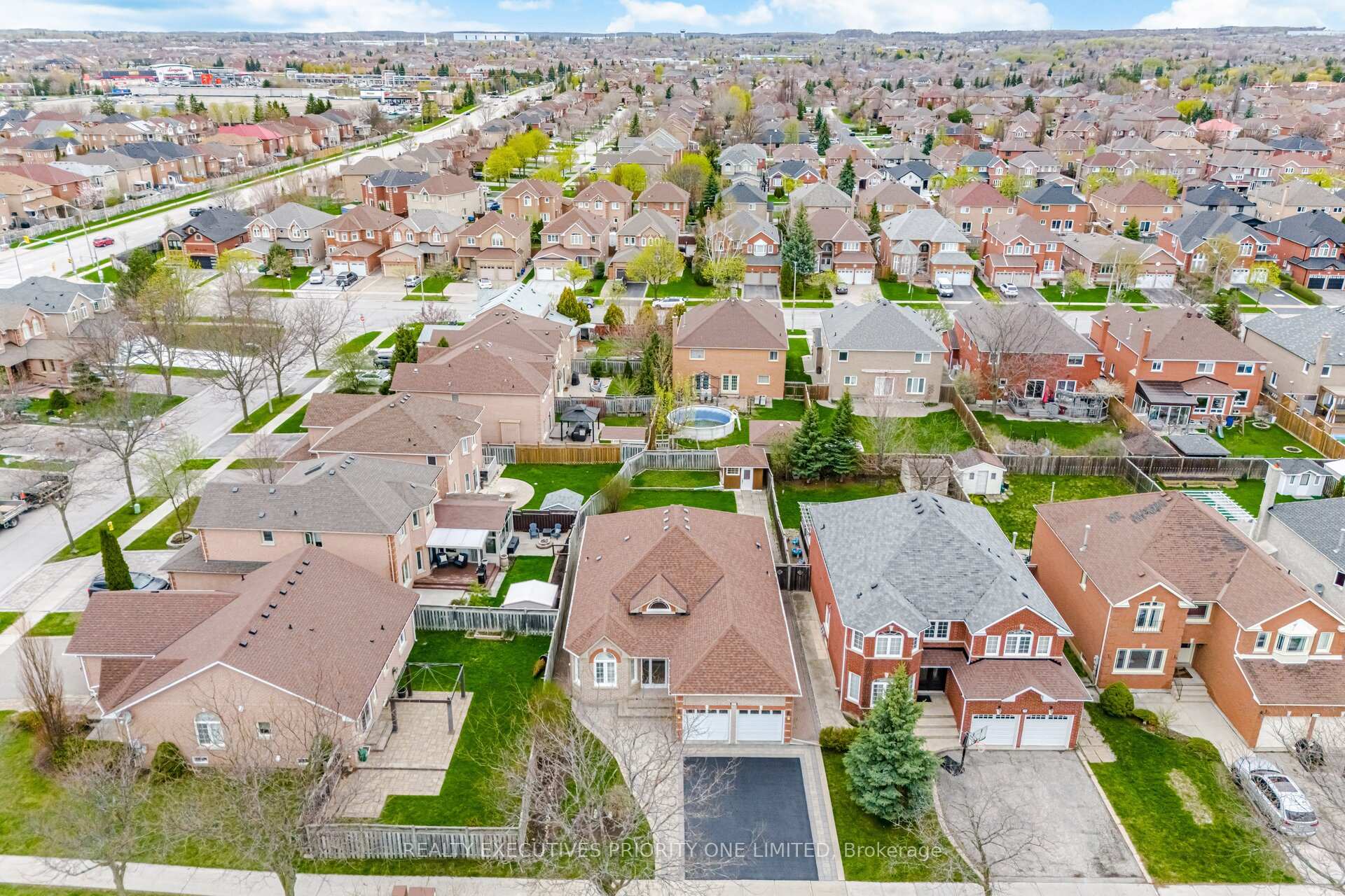 Photo 3 of 222 Caproni Drive, Vaughan, Maple — HOMEH