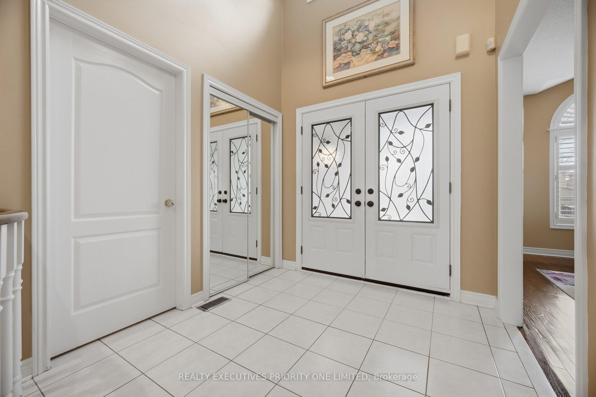 Photo 5 of 222 Caproni Drive, Vaughan, Maple — HOMEH