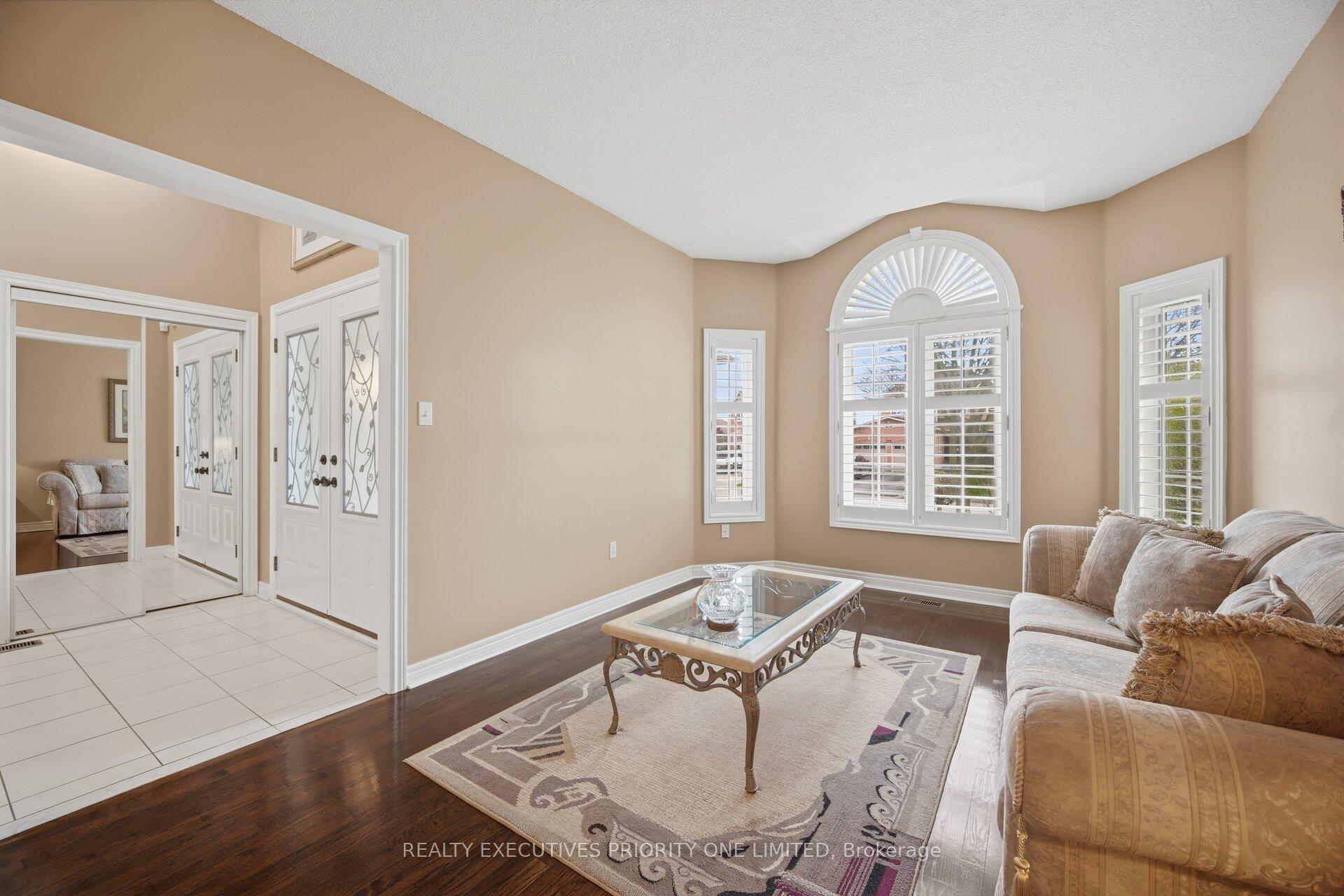 Photo 8 of 222 Caproni Drive, Vaughan, Maple — HOMEH