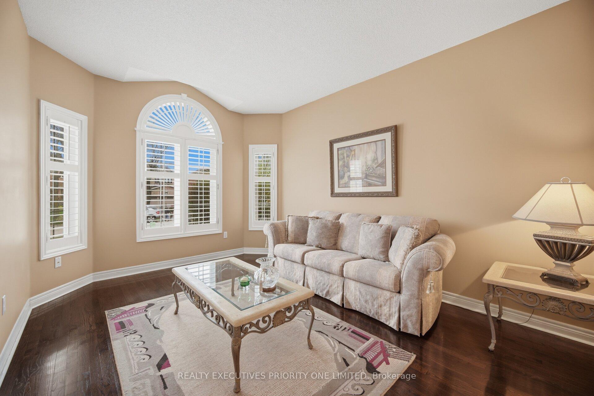 Photo 9 of 222 Caproni Drive, Vaughan, Maple — HOMEH