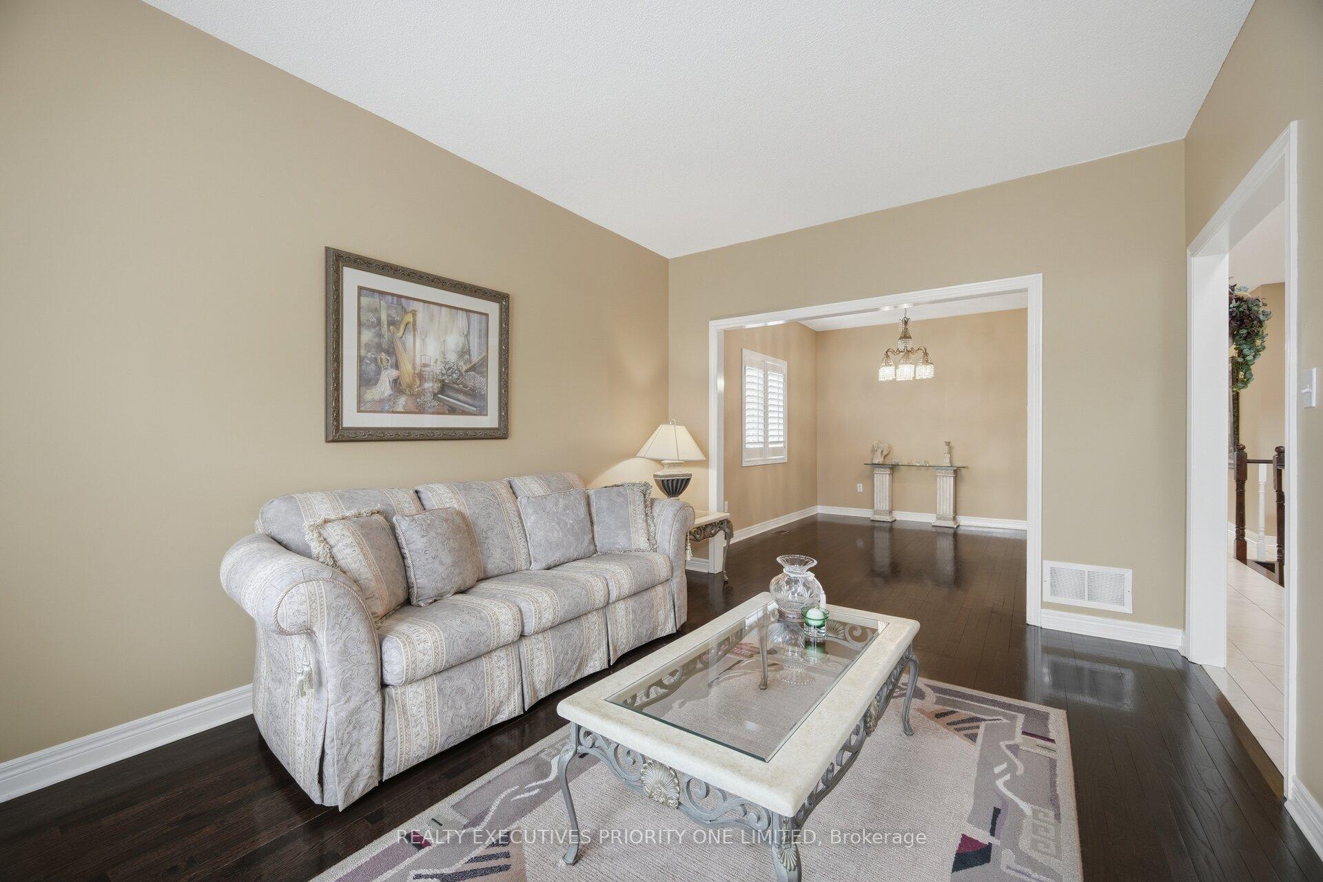 Photo 10 of 222 Caproni Drive, Vaughan, Maple — HOMEH