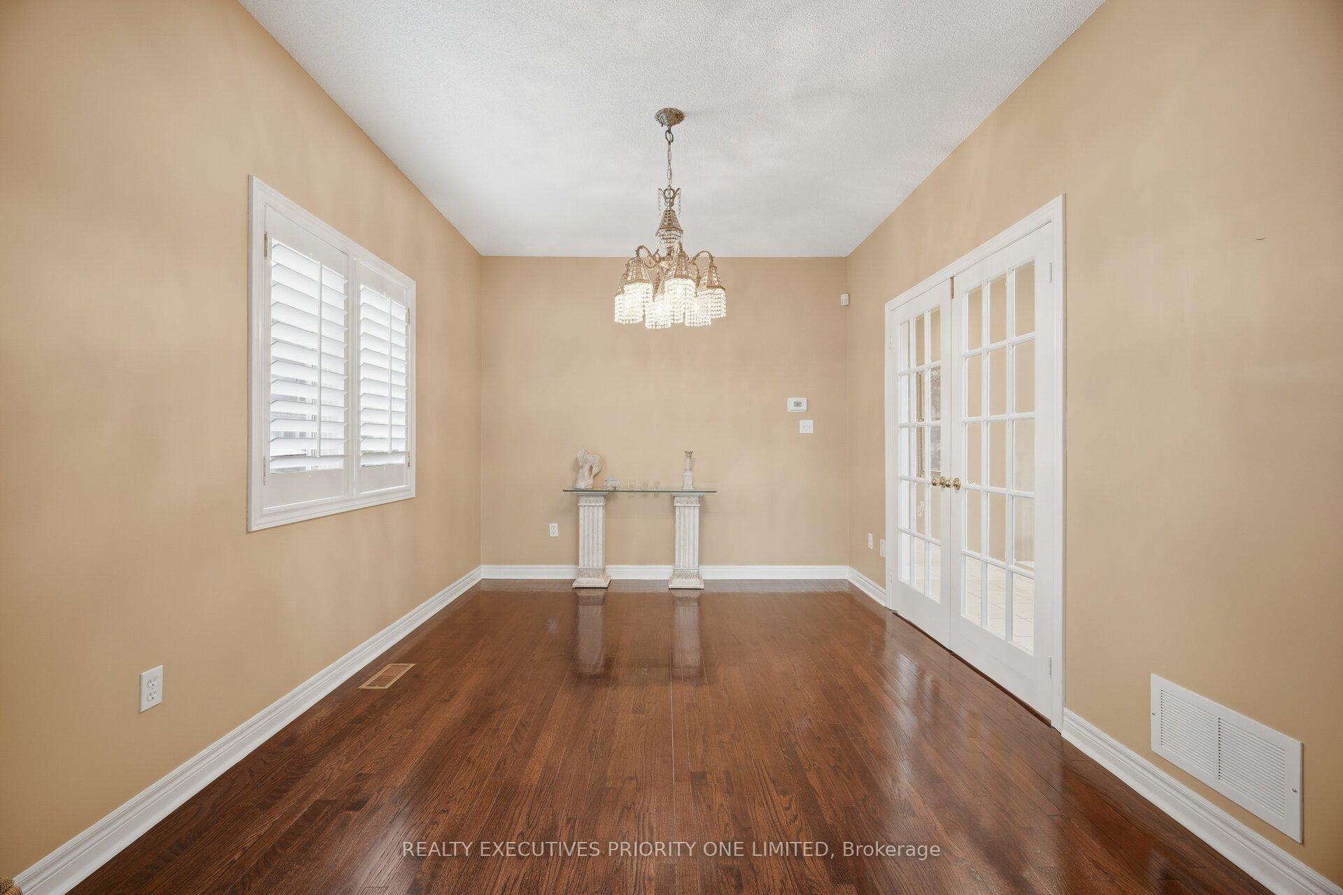 Photo 11 of 222 Caproni Drive, Vaughan, Maple — HOMEH