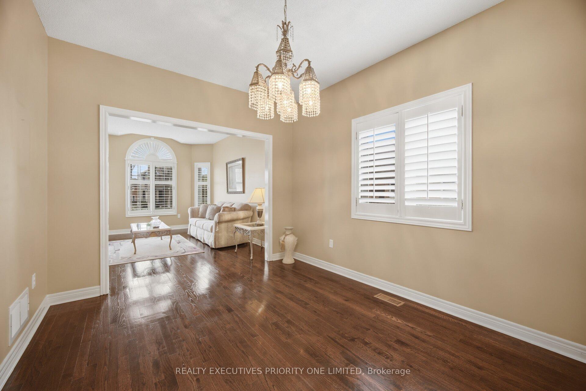 Photo 12 of 222 Caproni Drive, Vaughan, Maple — HOMEH