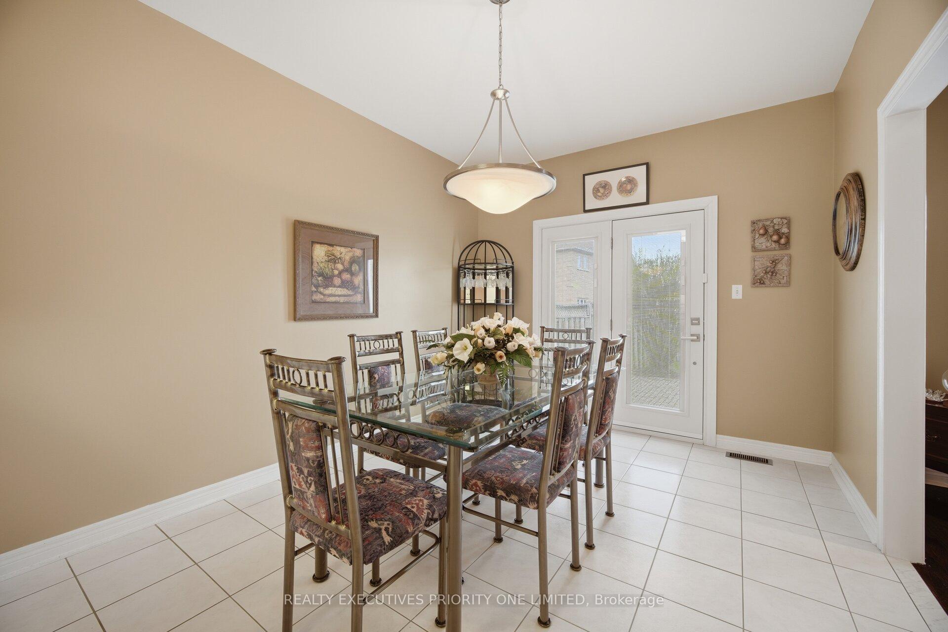 Photo 16 of 222 Caproni Drive, Vaughan, Maple — HOMEH