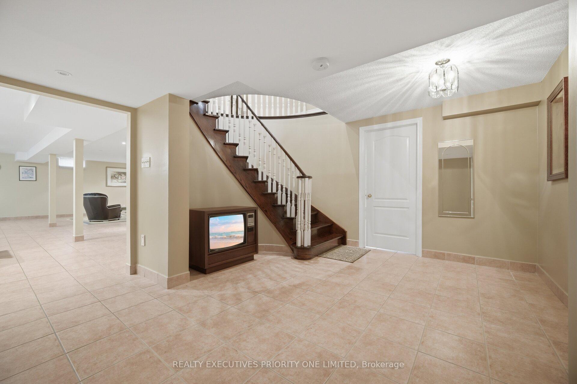 Photo 33 of 222 Caproni Drive, Vaughan, Maple — HOMEH