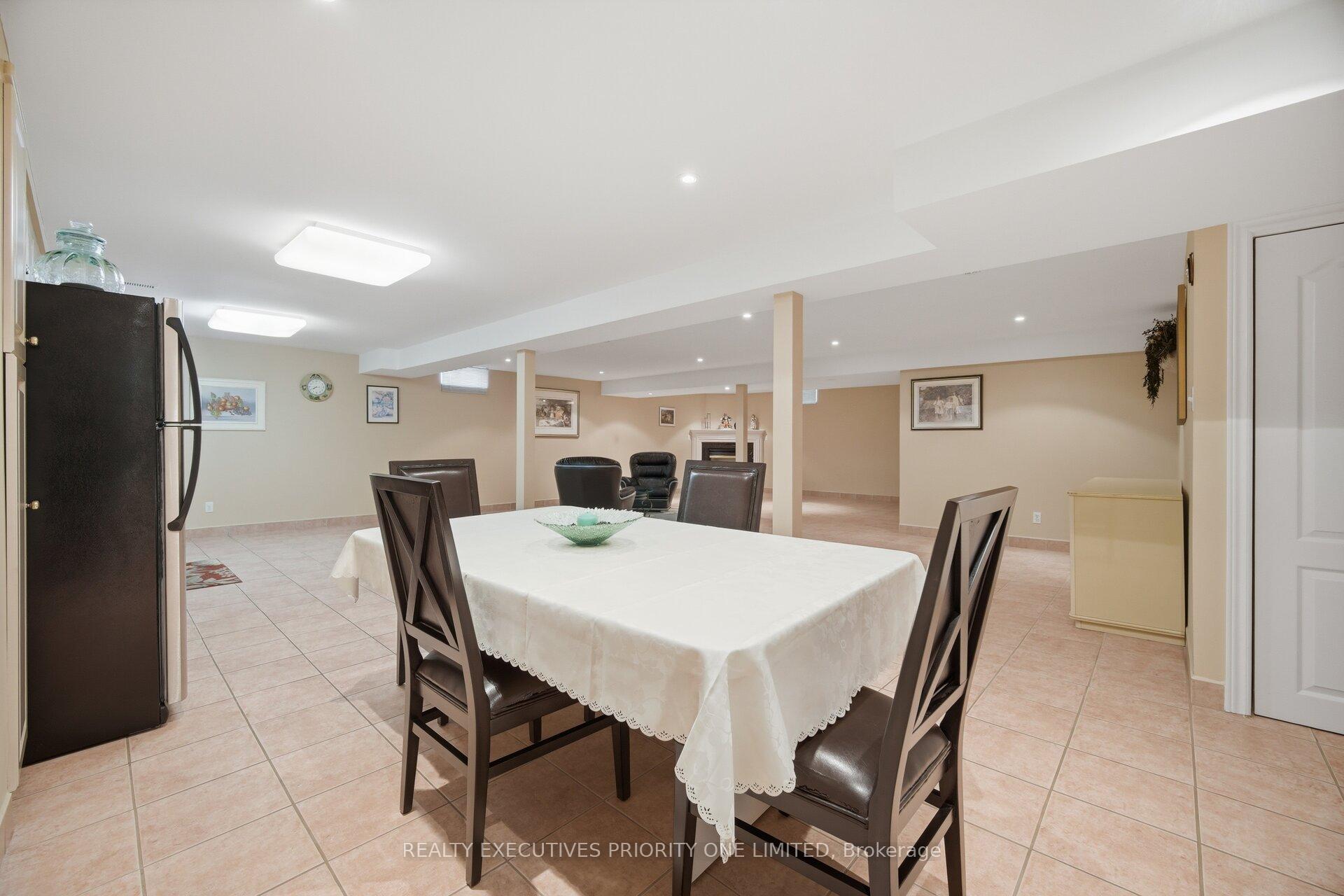 Photo 34 of 222 Caproni Drive, Vaughan, Maple — HOMEH