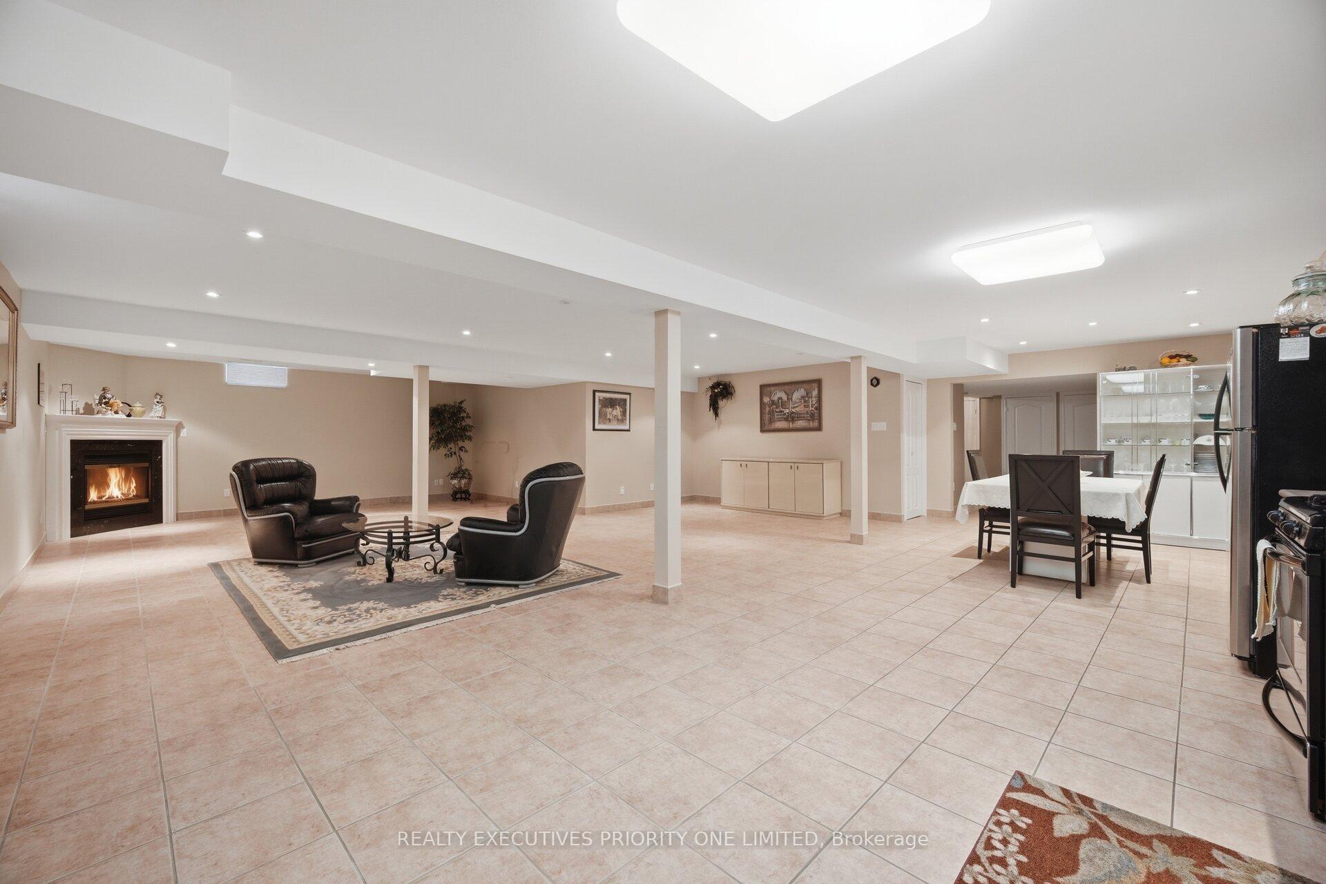 Photo 36 of 222 Caproni Drive, Vaughan, Maple — HOMEH