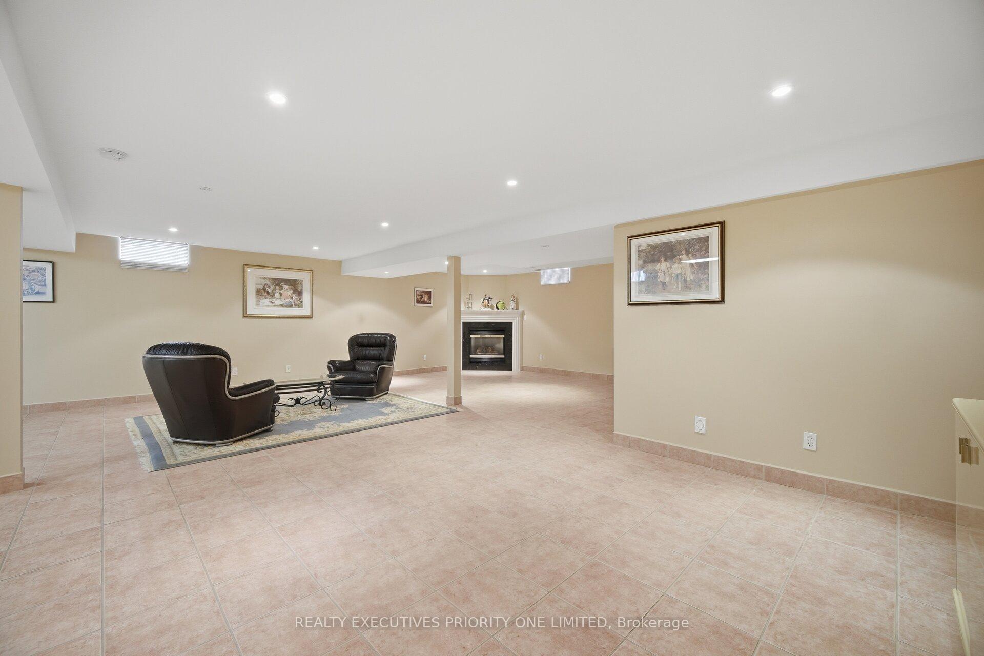 Photo 37 of 222 Caproni Drive, Vaughan, Maple — HOMEH