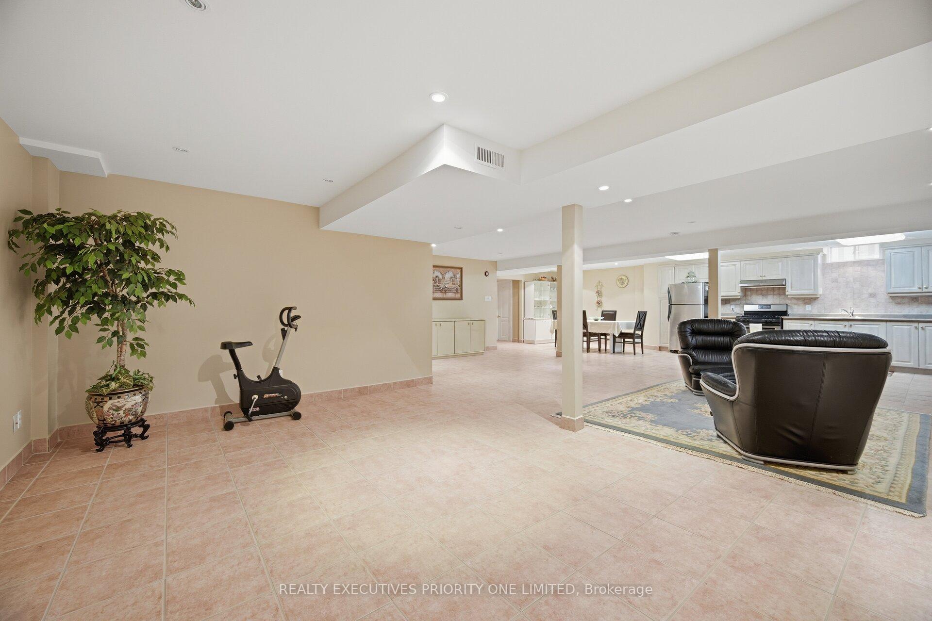 Photo 38 of 222 Caproni Drive, Vaughan, Maple — HOMEH