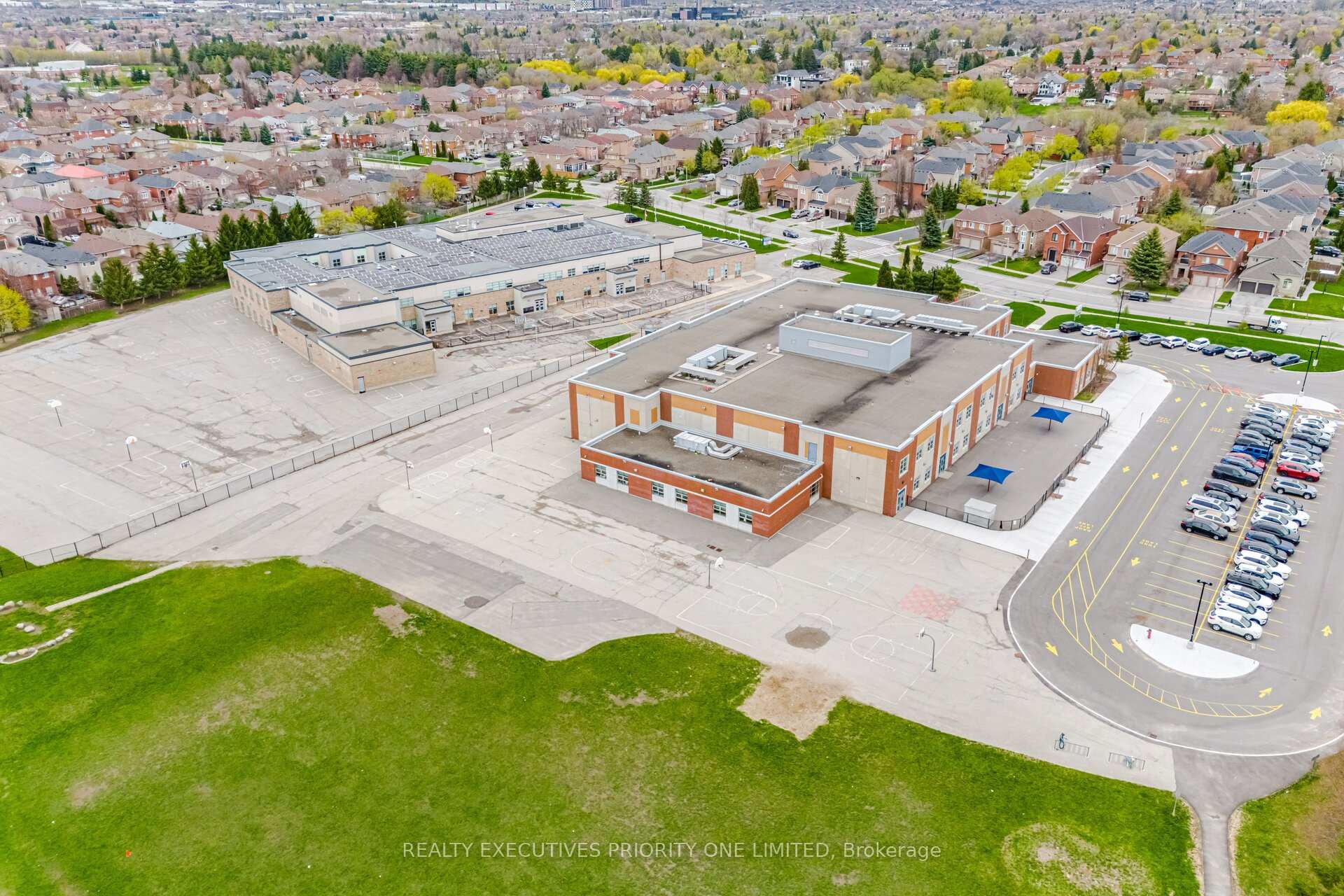 Photo 47 of 222 Caproni Drive, Vaughan, Maple — HOMEH