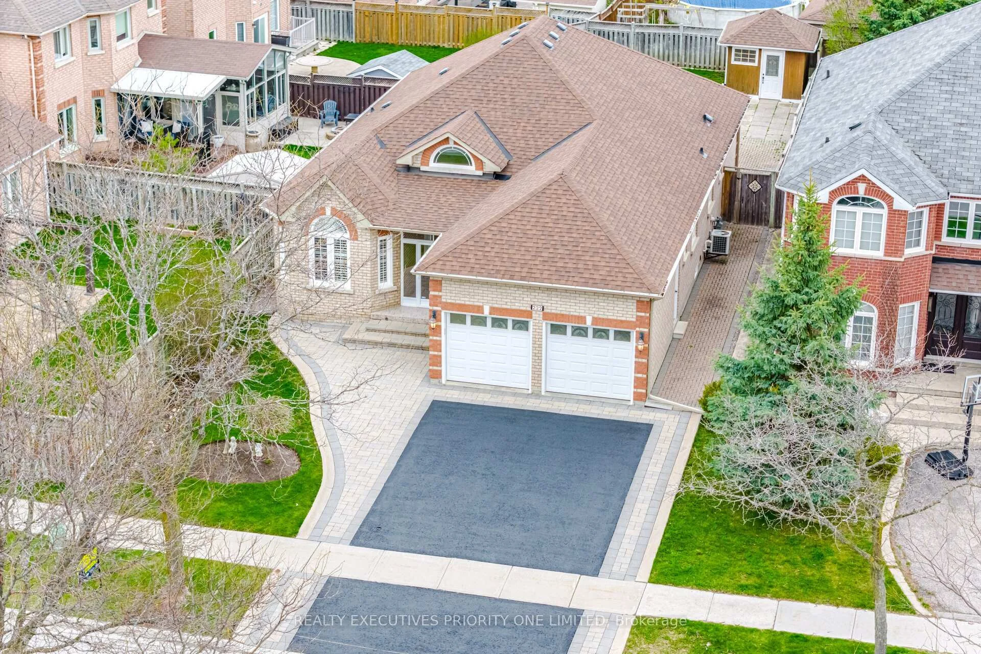 Photo 4 of 222 Caproni Drive, Vaughan, Maple — HOMEH
