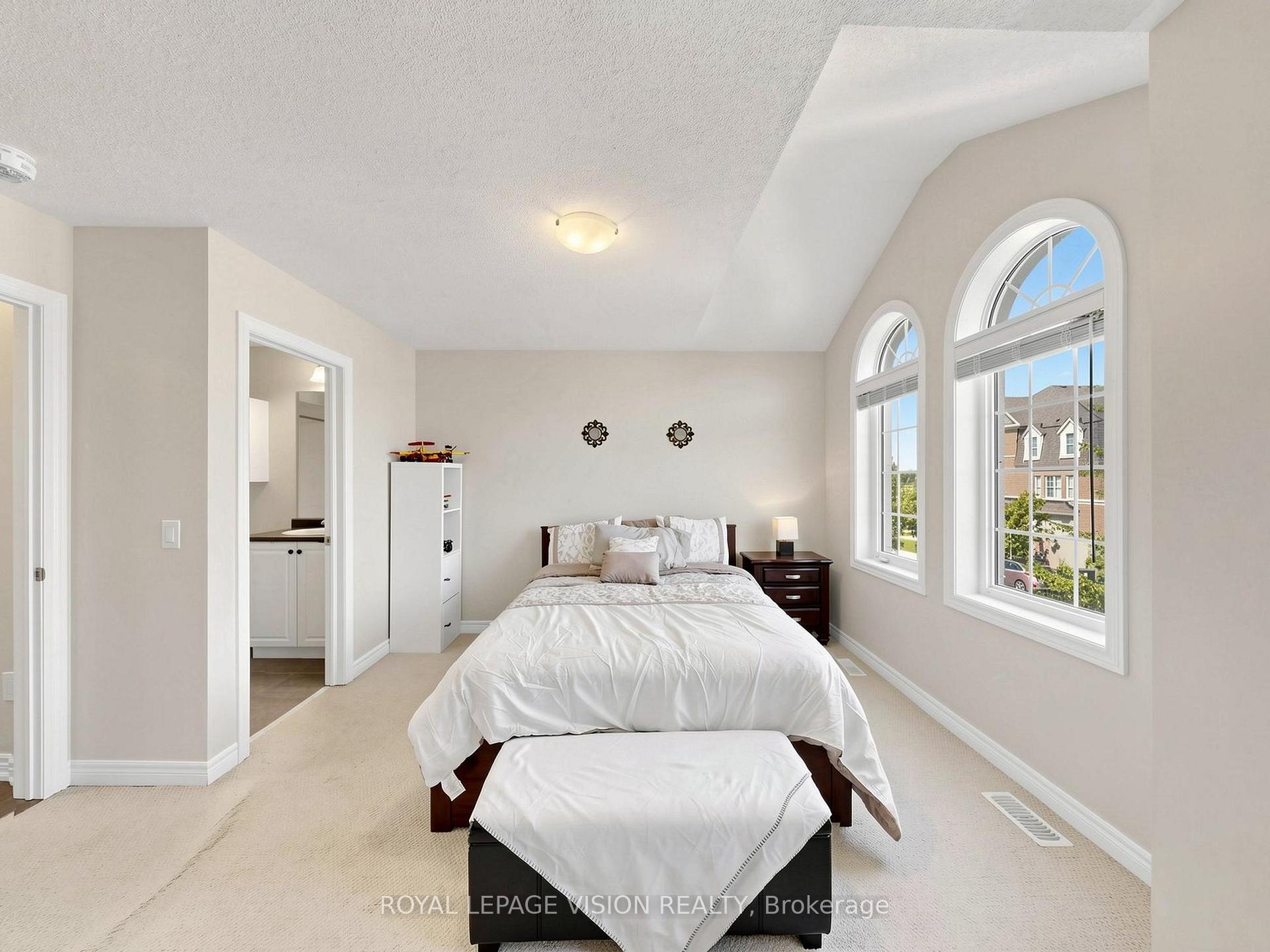 Photo 12 of 24 Pennycross Crescent, Brampton, Northwest Brampton — HOMEH