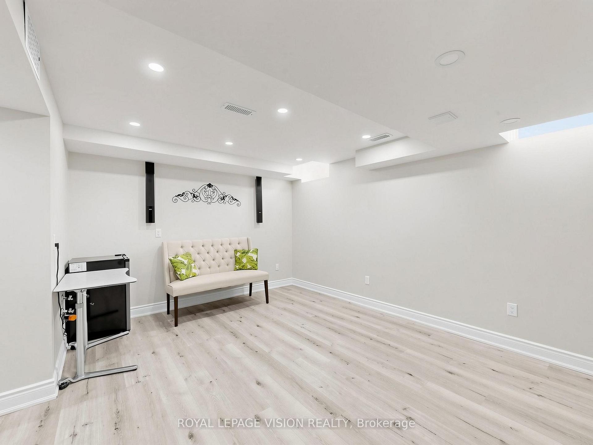 Photo 19 of 24 Pennycross Crescent, Brampton, Northwest Brampton — HOMEH