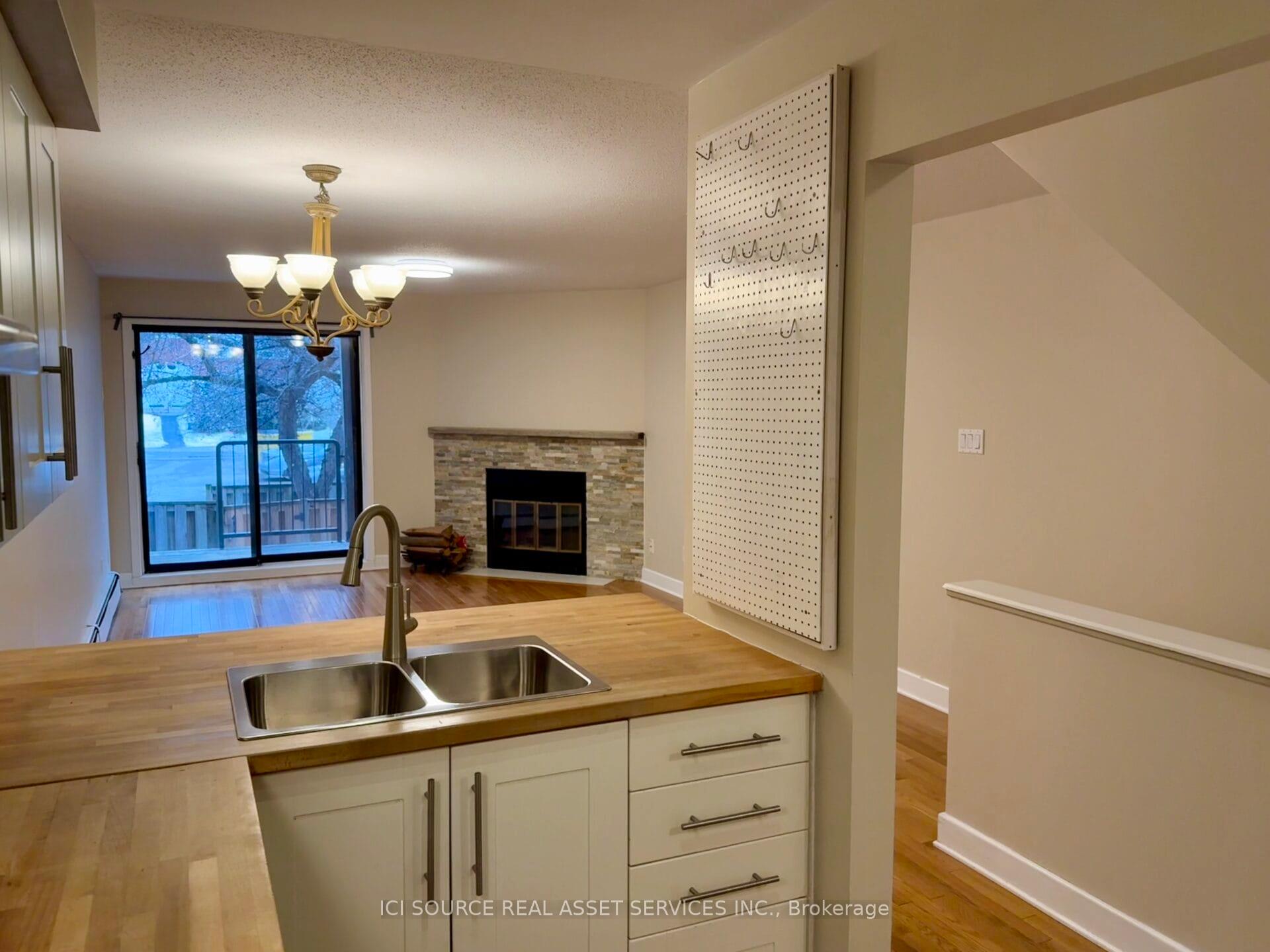 Photo 3 of 8 Blue Moon Private, Ottawa, Manor Park — HOMEH