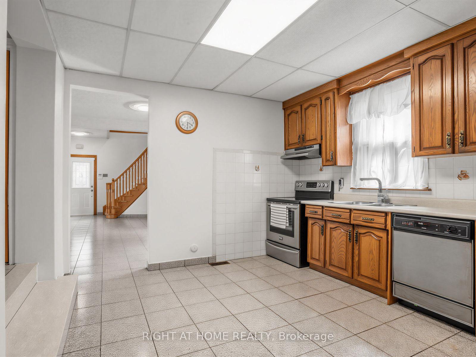 Photo 10 of 102 Judson Street, Etobicoke, Mimico — HOMEH