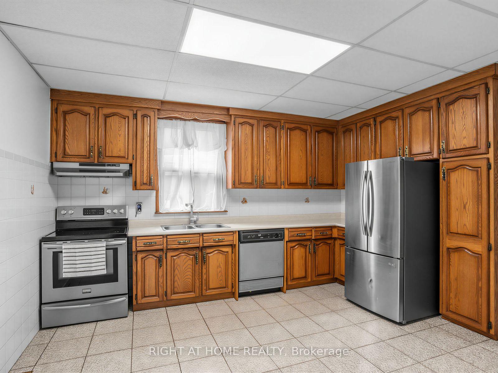 Photo 11 of 102 Judson Street, Etobicoke, Mimico — HOMEH