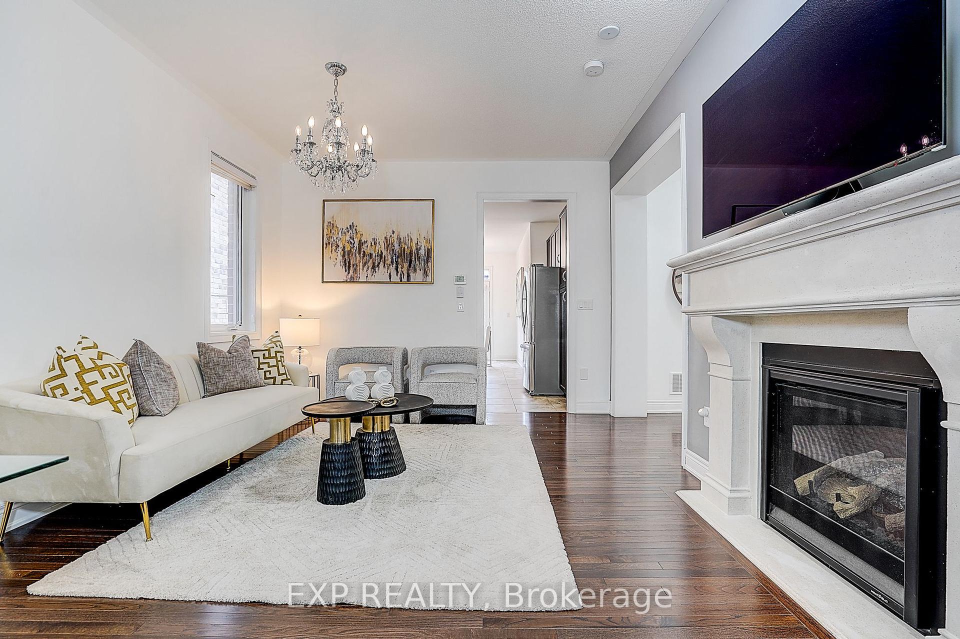 Photo 3 of 574 Sweetwater Crescent, Newmarket, Glenway Estates — HOMEH