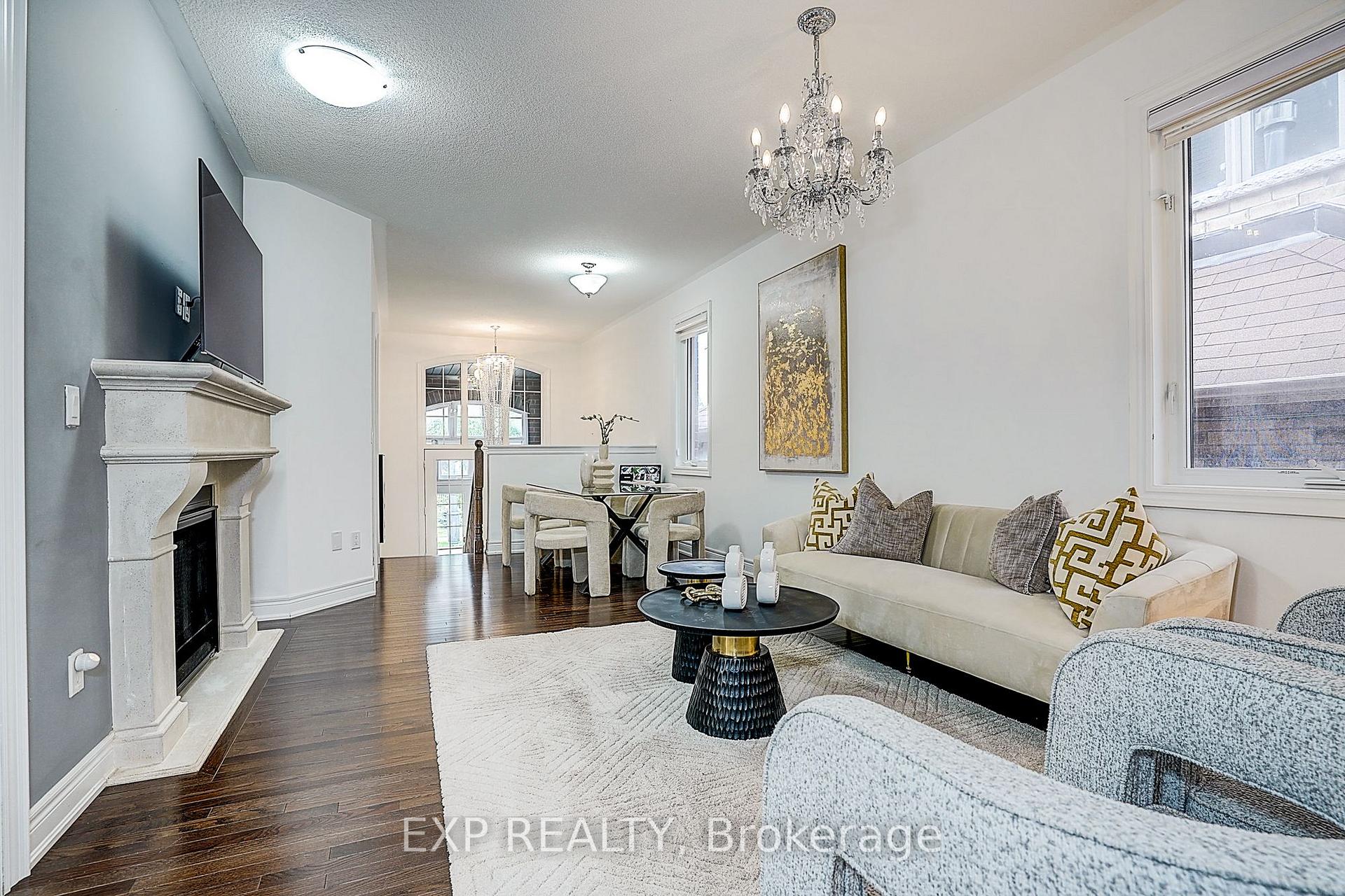 Photo 4 of 574 Sweetwater Crescent, Newmarket, Glenway Estates — HOMEH