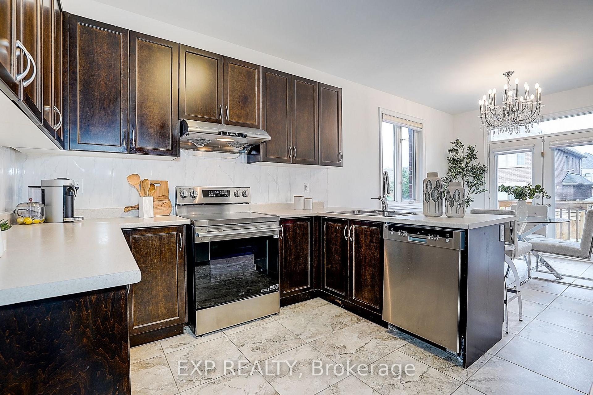 Photo 9 of 574 Sweetwater Crescent, Newmarket, Glenway Estates — HOMEH