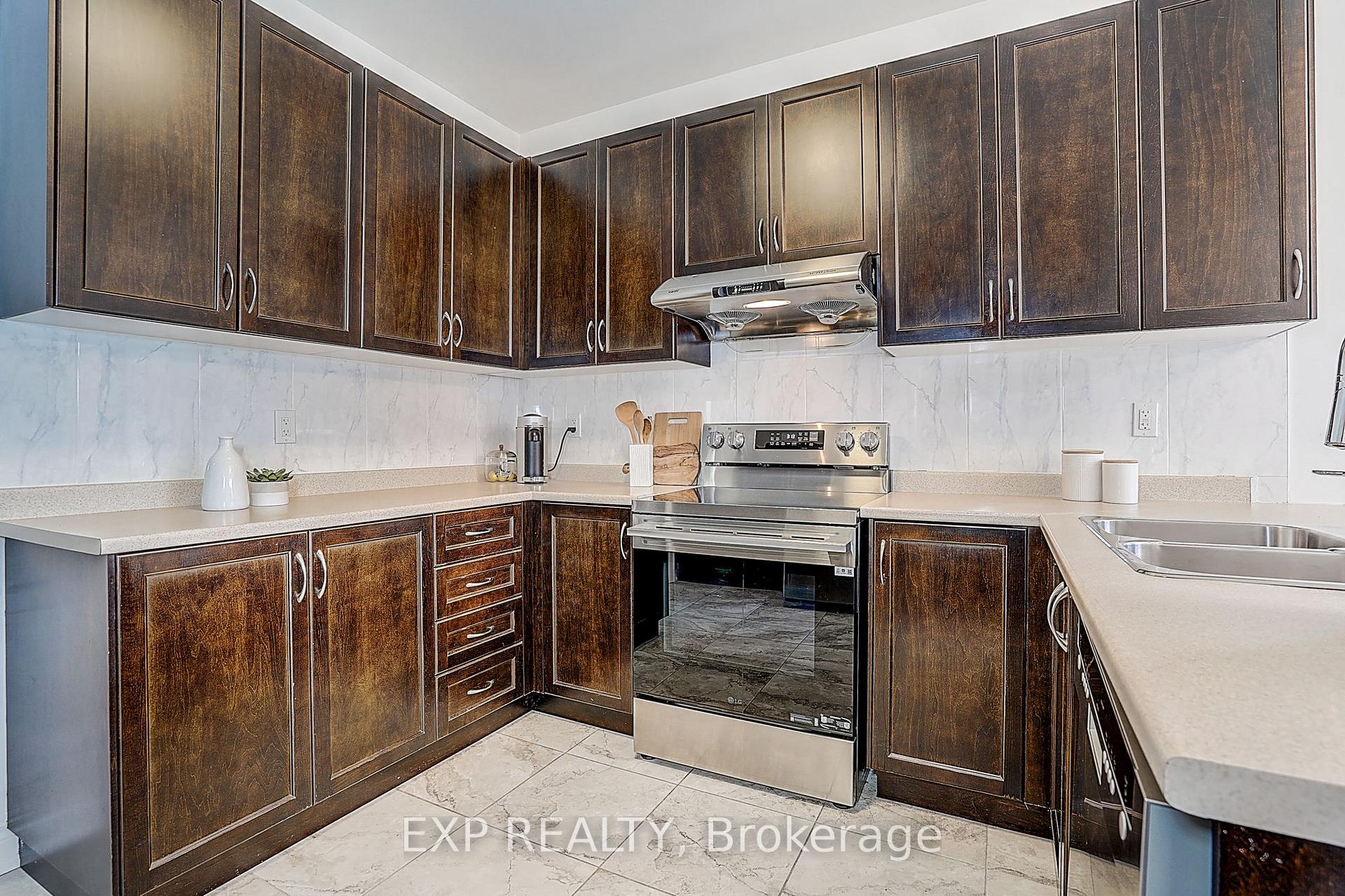 Photo 10 of 574 Sweetwater Crescent, Newmarket, Glenway Estates — HOMEH