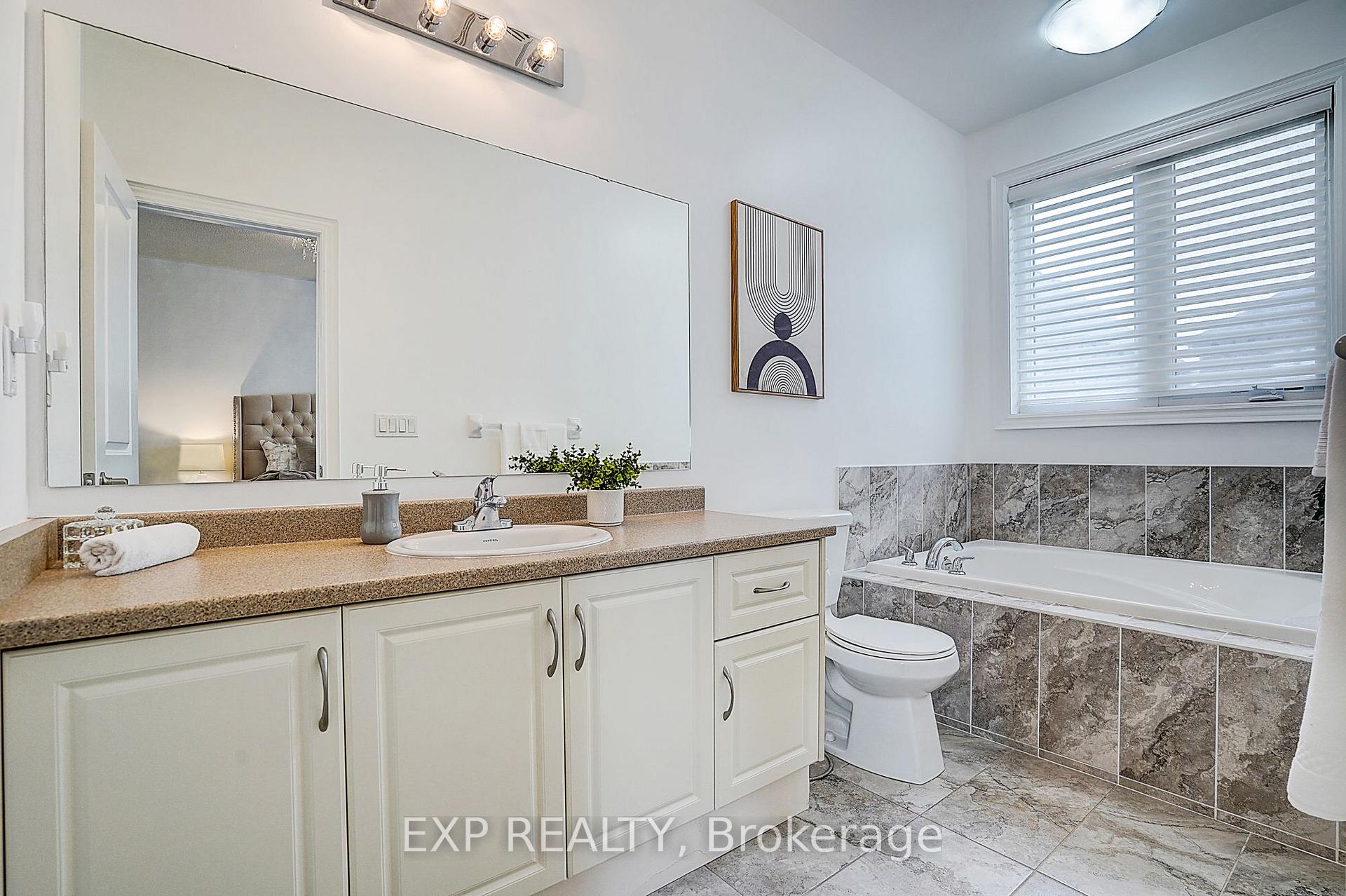 Photo 20 of 574 Sweetwater Crescent, Newmarket, Glenway Estates — HOMEH