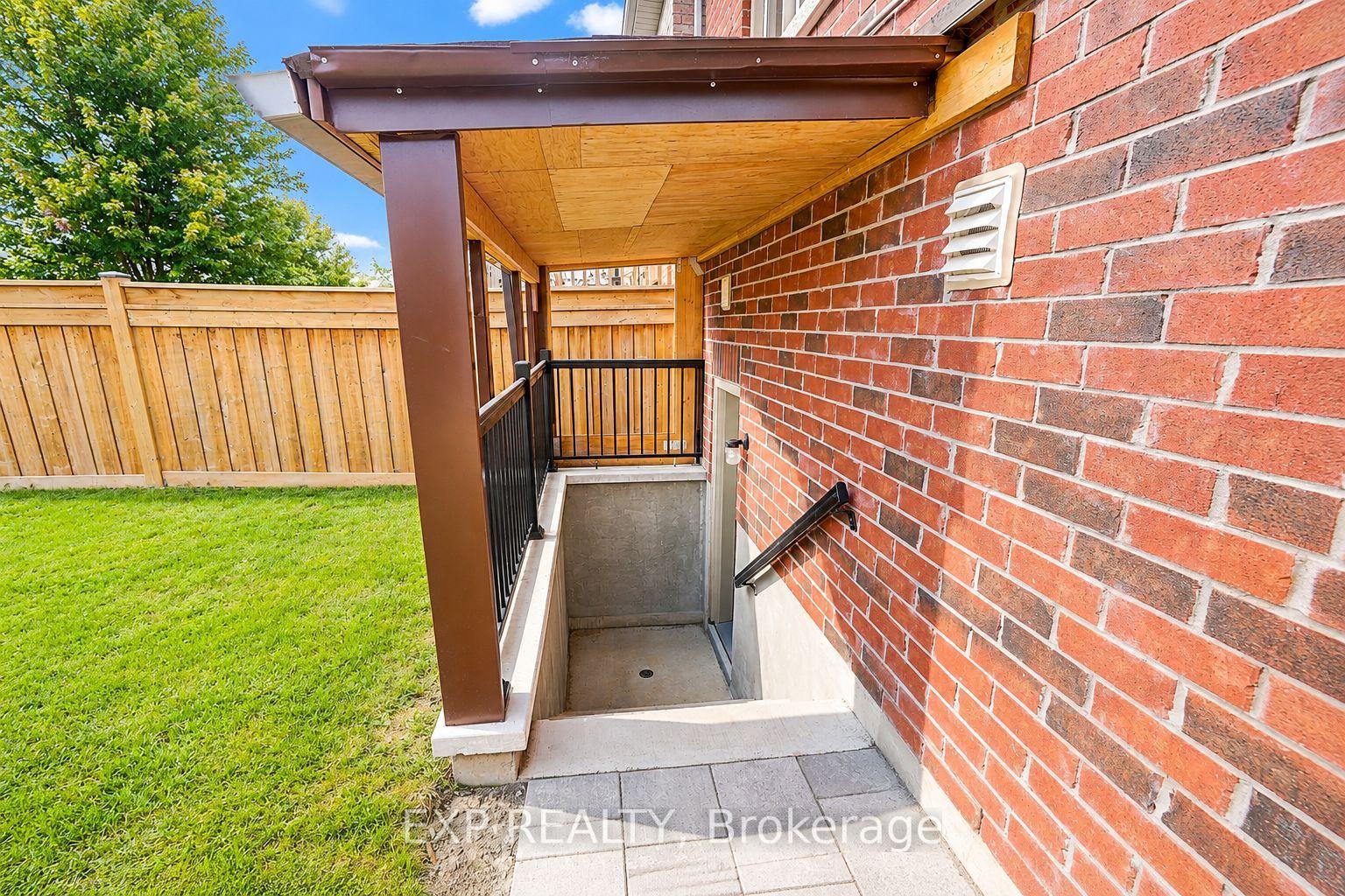 Photo 38 of 574 Sweetwater Crescent, Newmarket, Glenway Estates — HOMEH