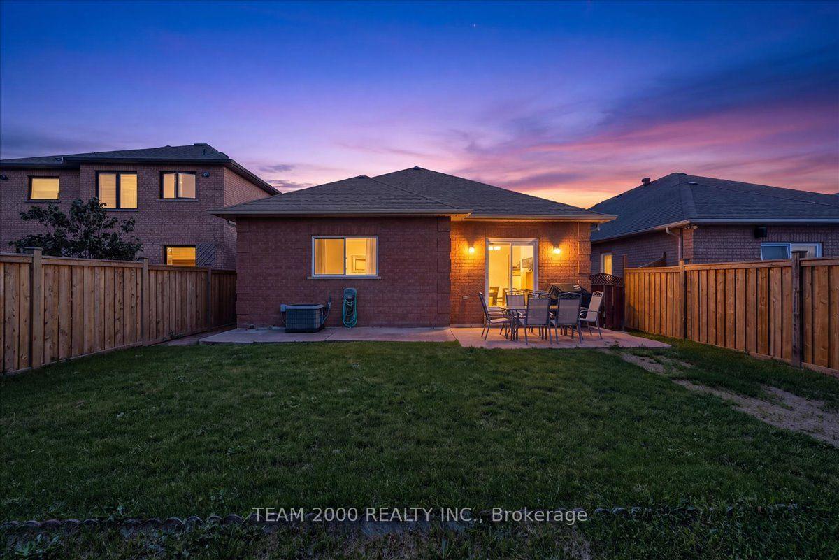 Photo 2 of 17 Brasswinds Court, Vaughan, West Woodbridge — HOMEH