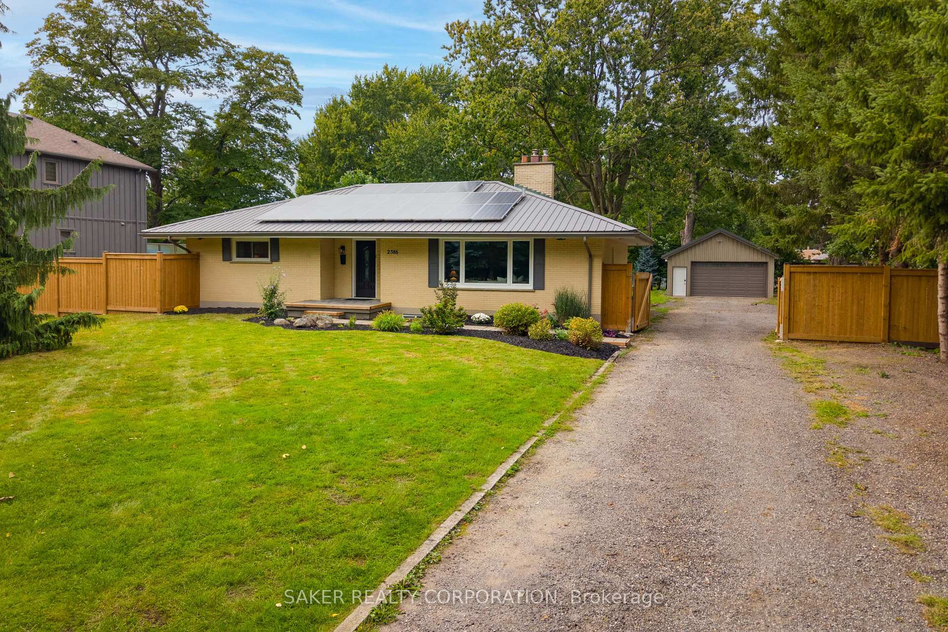 Front of 2586 Dundas Street