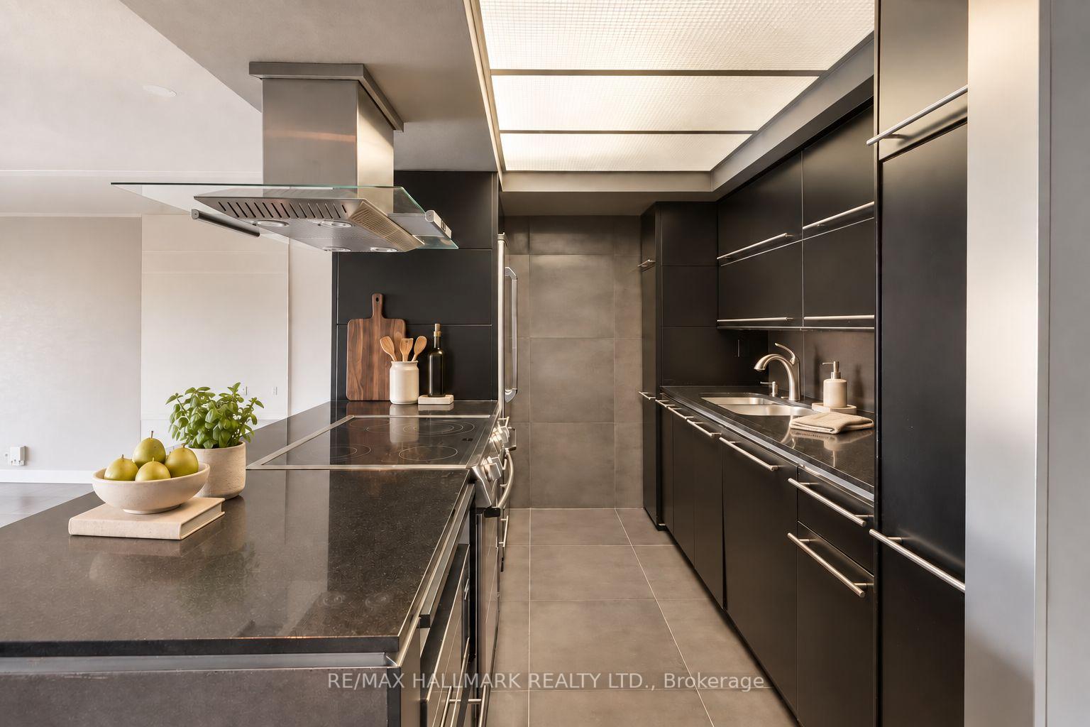 Photo 5 of Unit 812, 65 Scadding Avenue, Toronto, Waterfront Communities — HOMEH