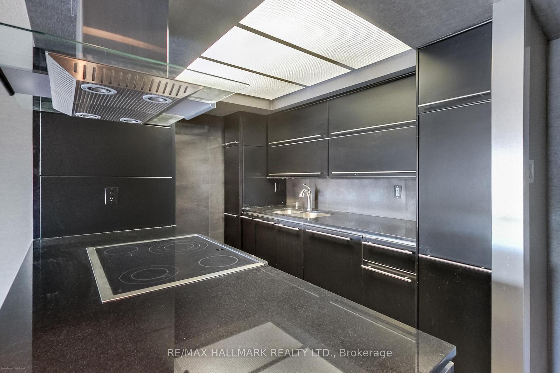 Photo 10 of Unit 812, 65 Scadding Avenue, Toronto, Waterfront Communities — HOMEH